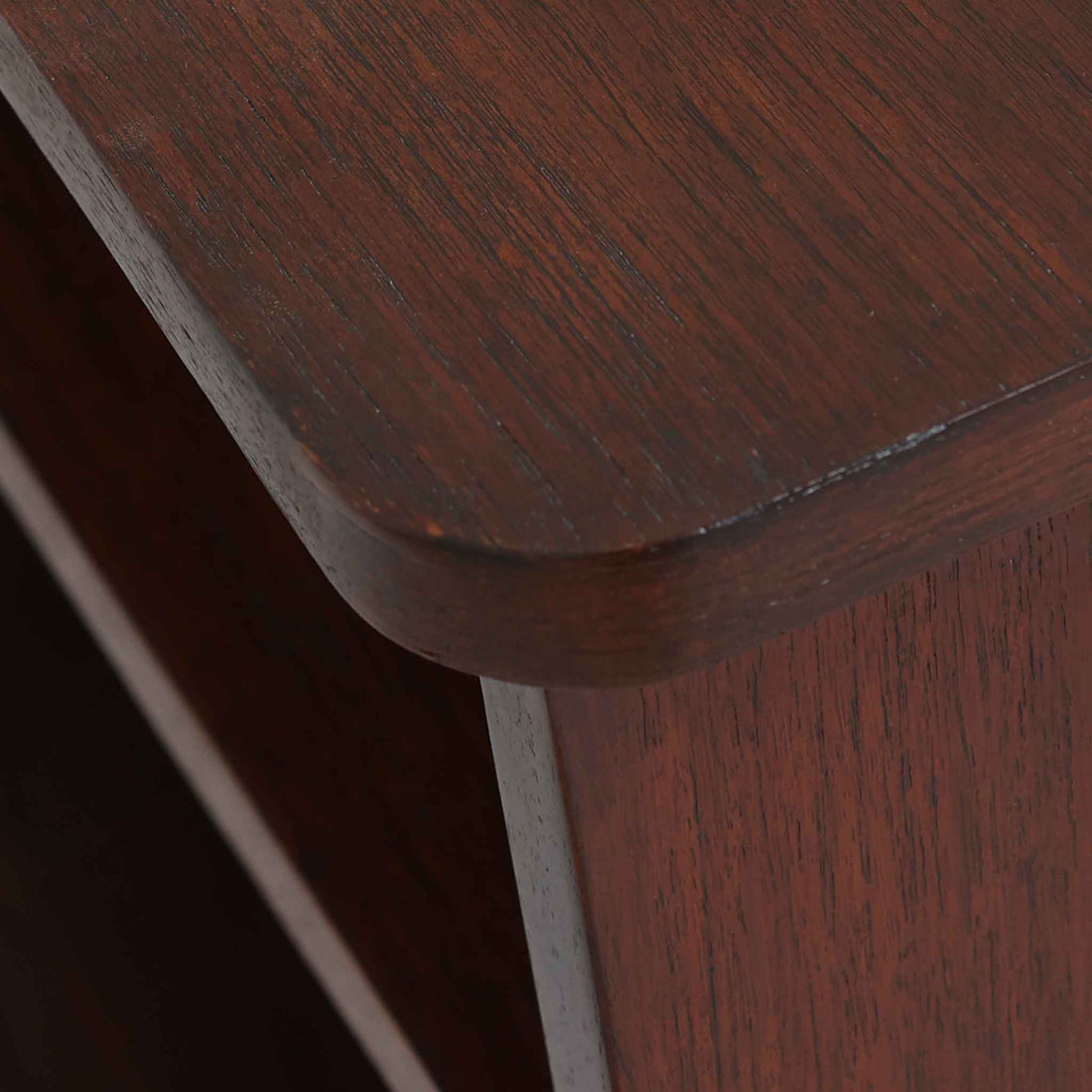 デンマーク製キドニーデスクです。緩やかな曲線を描く天板と、右側に配された蛇腹扉収納が特徴的な美しいデザインで、北欧モダンの洗練された造形美が感じられます。上質なチーク材が用いられ、深みのある色合いと木目が経年により一層味わいを増しています。背面にも収納棚を備えており、空間の中央に置いても様になる造りです。書斎デスクとしてはもちろん、ショップのカウンターや作業台としても活躍する存在感のある一台です。