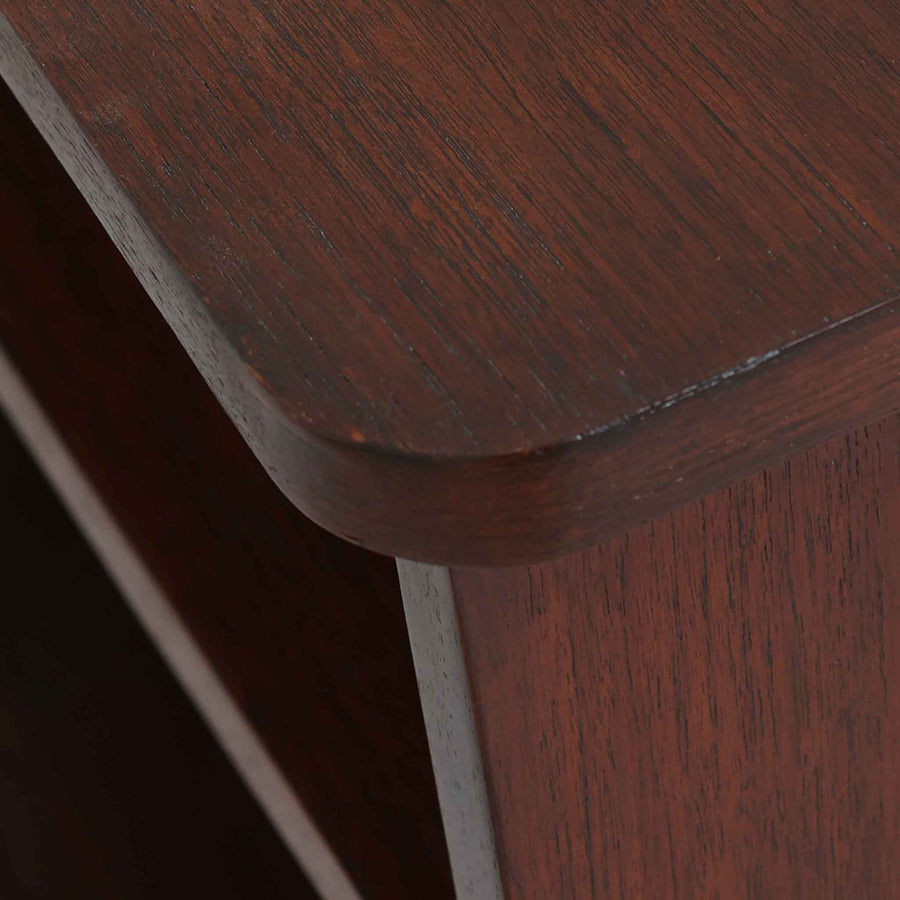 デンマーク製キドニーデスクです。緩やかな曲線を描く天板と、右側に配された蛇腹扉収納が特徴的な美しいデザインで、北欧モダンの洗練された造形美が感じられます。上質なチーク材が用いられ、深みのある色合いと木目が経年により一層味わいを増しています。背面にも収納棚を備えており、空間の中央に置いても様になる造りです。書斎デスクとしてはもちろん、ショップのカウンターや作業台としても活躍する存在感のある一台です。