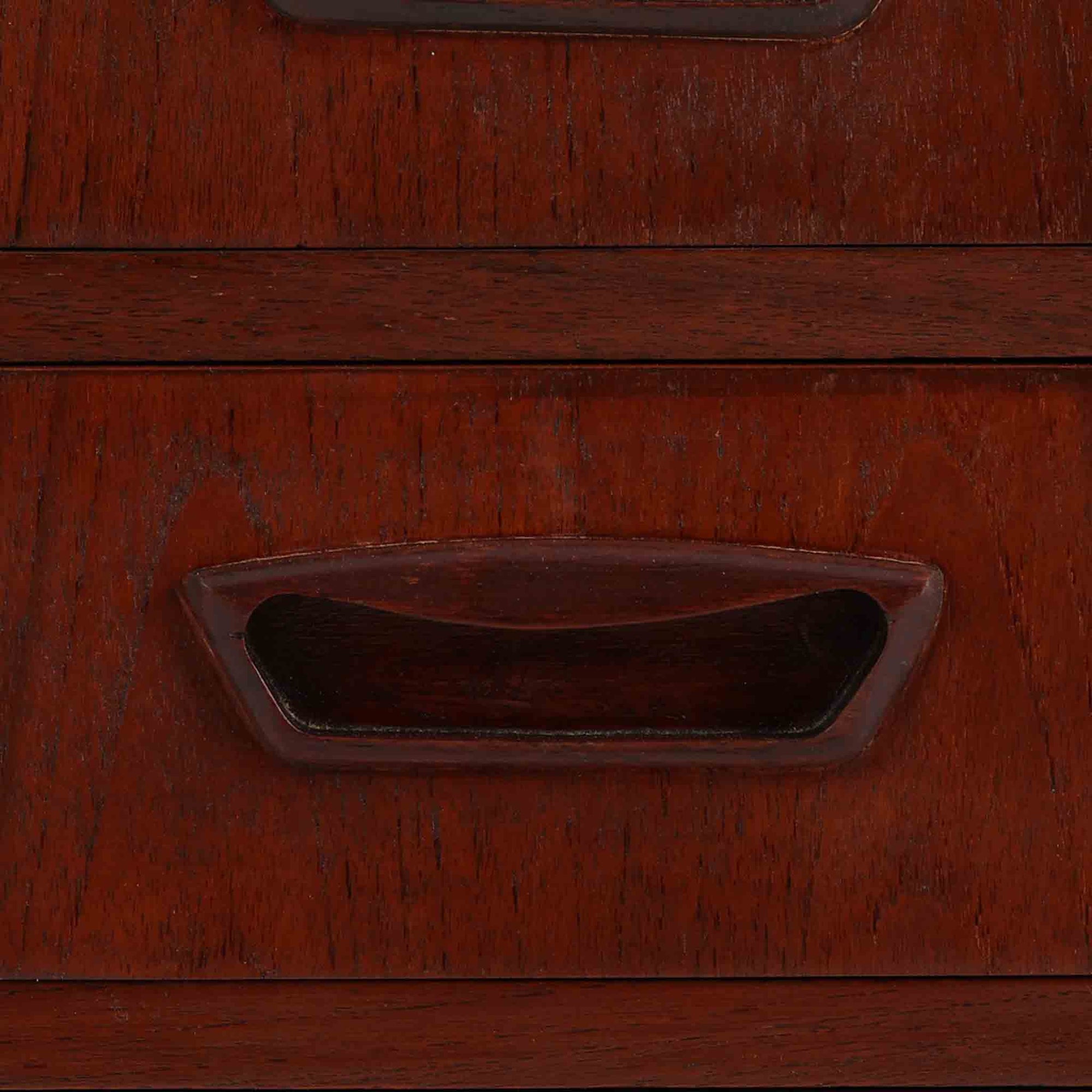 デンマーク製キドニーデスクです。緩やかな曲線を描く天板と、右側に配された蛇腹扉収納が特徴的な美しいデザインで、北欧モダンの洗練された造形美が感じられます。上質なチーク材が用いられ、深みのある色合いと木目が経年により一層味わいを増しています。背面にも収納棚を備えており、空間の中央に置いても様になる造りです。書斎デスクとしてはもちろん、ショップのカウンターや作業台としても活躍する存在感のある一台です。