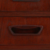 デンマーク製キドニーデスクです。緩やかな曲線を描く天板と、右側に配された蛇腹扉収納が特徴的な美しいデザインで、北欧モダンの洗練された造形美が感じられます。上質なチーク材が用いられ、深みのある色合いと木目が経年により一層味わいを増しています。背面にも収納棚を備えており、空間の中央に置いても様になる造りです。書斎デスクとしてはもちろん、ショップのカウンターや作業台としても活躍する存在感のある一台です。