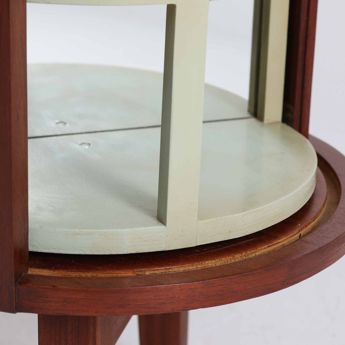 デンマーク製キドニーデスクです。緩やかな曲線を描く天板と、右側に配された蛇腹扉収納が特徴的な美しいデザインで、北欧モダンの洗練された造形美が感じられます。上質なチーク材が用いられ、深みのある色合いと木目が経年により一層味わいを増しています。背面にも収納棚を備えており、空間の中央に置いても様になる造りです。書斎デスクとしてはもちろん、ショップのカウンターや作業台としても活躍する存在感のある一台です。