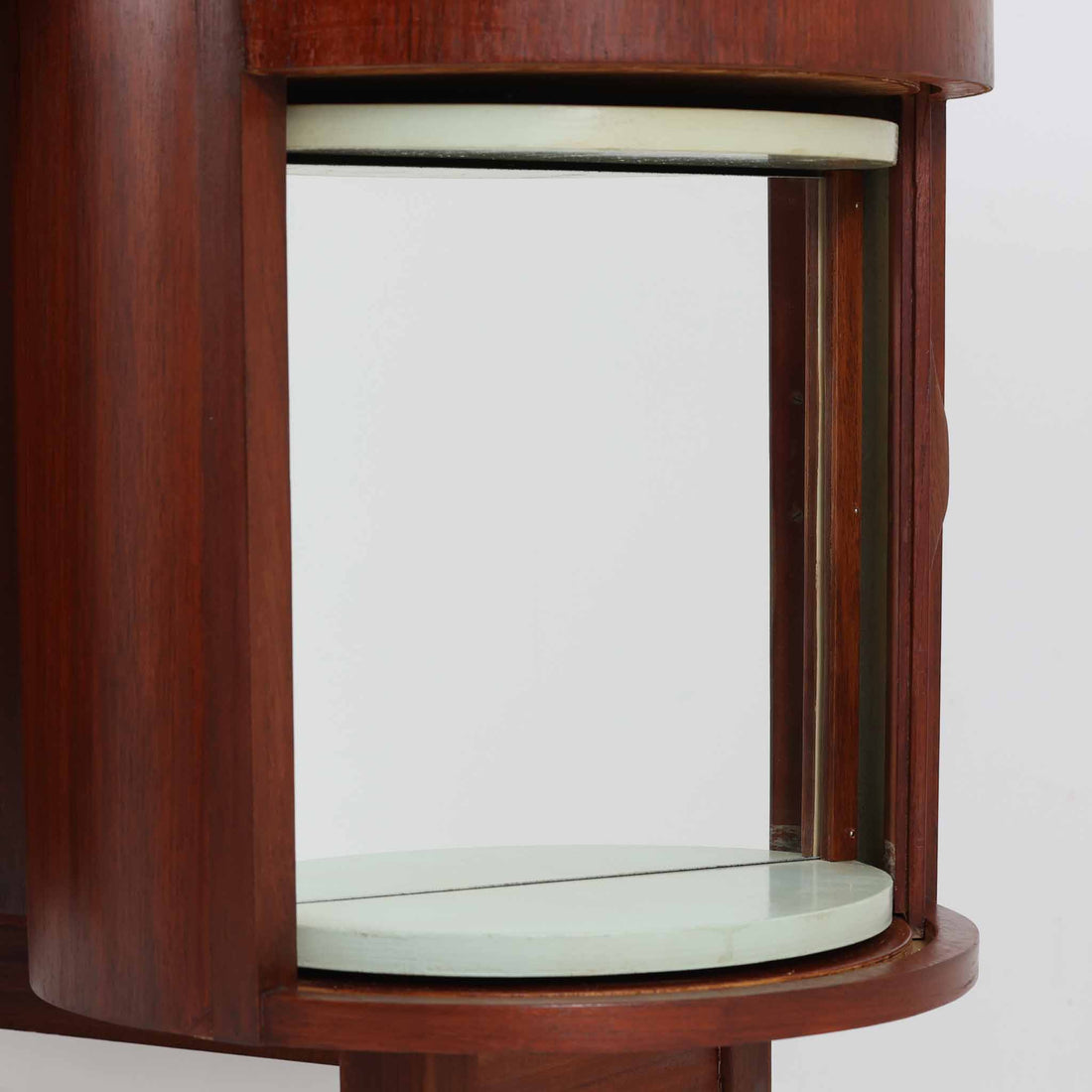 デンマーク製キドニーデスクです。緩やかな曲線を描く天板と、右側に配された蛇腹扉収納が特徴的な美しいデザインで、北欧モダンの洗練された造形美が感じられます。上質なチーク材が用いられ、深みのある色合いと木目が経年により一層味わいを増しています。背面にも収納棚を備えており、空間の中央に置いても様になる造りです。書斎デスクとしてはもちろん、ショップのカウンターや作業台としても活躍する存在感のある一台です。