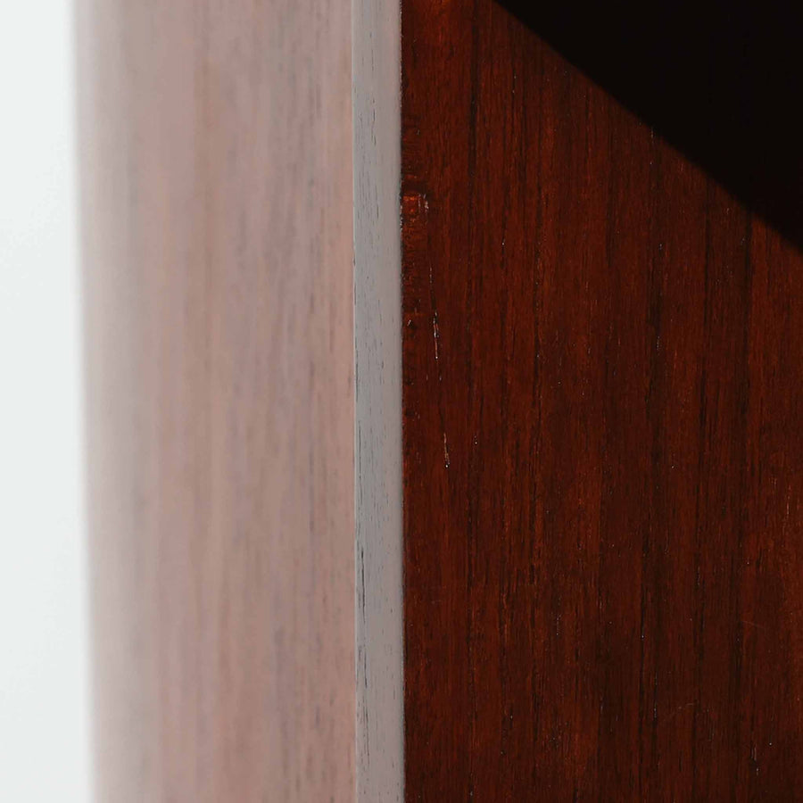 デンマーク製キドニーデスクです。緩やかな曲線を描く天板と、右側に配された蛇腹扉収納が特徴的な美しいデザインで、北欧モダンの洗練された造形美が感じられます。上質なチーク材が用いられ、深みのある色合いと木目が経年により一層味わいを増しています。背面にも収納棚を備えており、空間の中央に置いても様になる造りです。書斎デスクとしてはもちろん、ショップのカウンターや作業台としても活躍する存在感のある一台です。