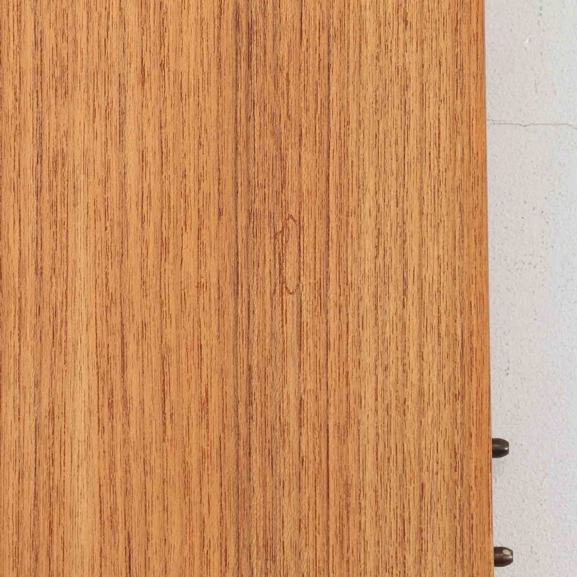 Nils Jonssonがデザインし、Troeds社より発表された円形エクステンションダイニングテーブル「Malta」です。チーク材の温かみある木目が美しく、直径110cmの天板は来客時には拡張板を追加することで大きな楕円形へと広がり、シーンに応じた柔軟な使い方が可能です。拡張板は円形では珍しく折り畳んで本体に収納することができ、機能性と利便性を兼ね備えています。脚部は細身で軽快ながら安定感があり、北欧家具らしいシンプルで機能的な構造が魅力です。日常使いはもちろん、来客時や家族の集まりにも最適で、経年による素材の風合いがビンテージならではの味わいを深めています。