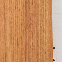 Nils Jonssonがデザインし、Troeds社より発表された円形エクステンションダイニングテーブル「Malta」です。チーク材の温かみある木目が美しく、直径110cmの天板は来客時には拡張板を追加することで大きな楕円形へと広がり、シーンに応じた柔軟な使い方が可能です。拡張板は円形では珍しく折り畳んで本体に収納することができ、機能性と利便性を兼ね備えています。脚部は細身で軽快ながら安定感があり、北欧家具らしいシンプルで機能的な構造が魅力です。日常使いはもちろん、来客時や家族の集まりにも最適で、経年による素材の風合いがビンテージならではの味わいを深めています。