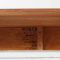 Nils Jonssonがデザインし、Troeds社より発表された円形エクステンションダイニングテーブル「Malta」です。チーク材の温かみある木目が美しく、直径110cmの天板は来客時には拡張板を追加することで大きな楕円形へと広がり、シーンに応じた柔軟な使い方が可能です。拡張板は円形では珍しく折り畳んで本体に収納することができ、機能性と利便性を兼ね備えています。脚部は細身で軽快ながら安定感があり、北欧家具らしいシンプルで機能的な構造が魅力です。日常使いはもちろん、来客時や家族の集まりにも最適で、経年による素材の風合いがビンテージならではの味わいを深めています。