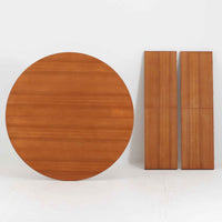 Nils Jonssonがデザインし、Troeds社より発表された円形エクステンションダイニングテーブル「Malta」です。チーク材の温かみある木目が美しく、直径110cmの天板は来客時には拡張板を追加することで大きな楕円形へと広がり、シーンに応じた柔軟な使い方が可能です。拡張板は円形では珍しく折り畳んで本体に収納することができ、機能性と利便性を兼ね備えています。脚部は細身で軽快ながら安定感があり、北欧家具らしいシンプルで機能的な構造が魅力です。日常使いはもちろん、来客時や家族の集まりにも最適で、経年による素材の風合いがビンテージならではの味わいを深めています。