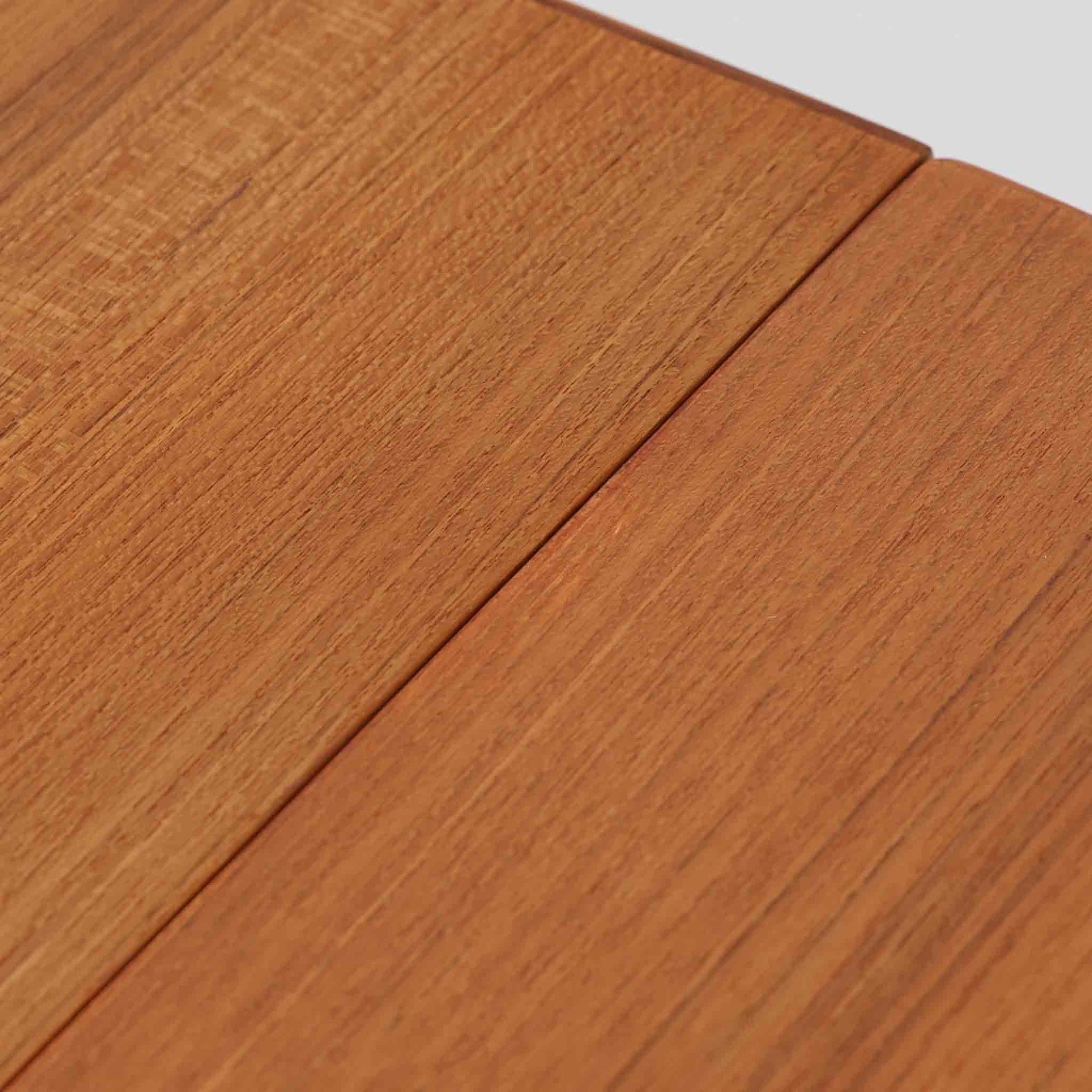 Nils Jonssonがデザインし、Troeds社より発表された円形エクステンションダイニングテーブル「Malta」です。チーク材の温かみある木目が美しく、直径110cmの天板は来客時には拡張板を追加することで大きな楕円形へと広がり、シーンに応じた柔軟な使い方が可能です。拡張板は円形では珍しく折り畳んで本体に収納することができ、機能性と利便性を兼ね備えています。脚部は細身で軽快ながら安定感があり、北欧家具らしいシンプルで機能的な構造が魅力です。日常使いはもちろん、来客時や家族の集まりにも最適で、経年による素材の風合いがビンテージならではの味わいを深めています。