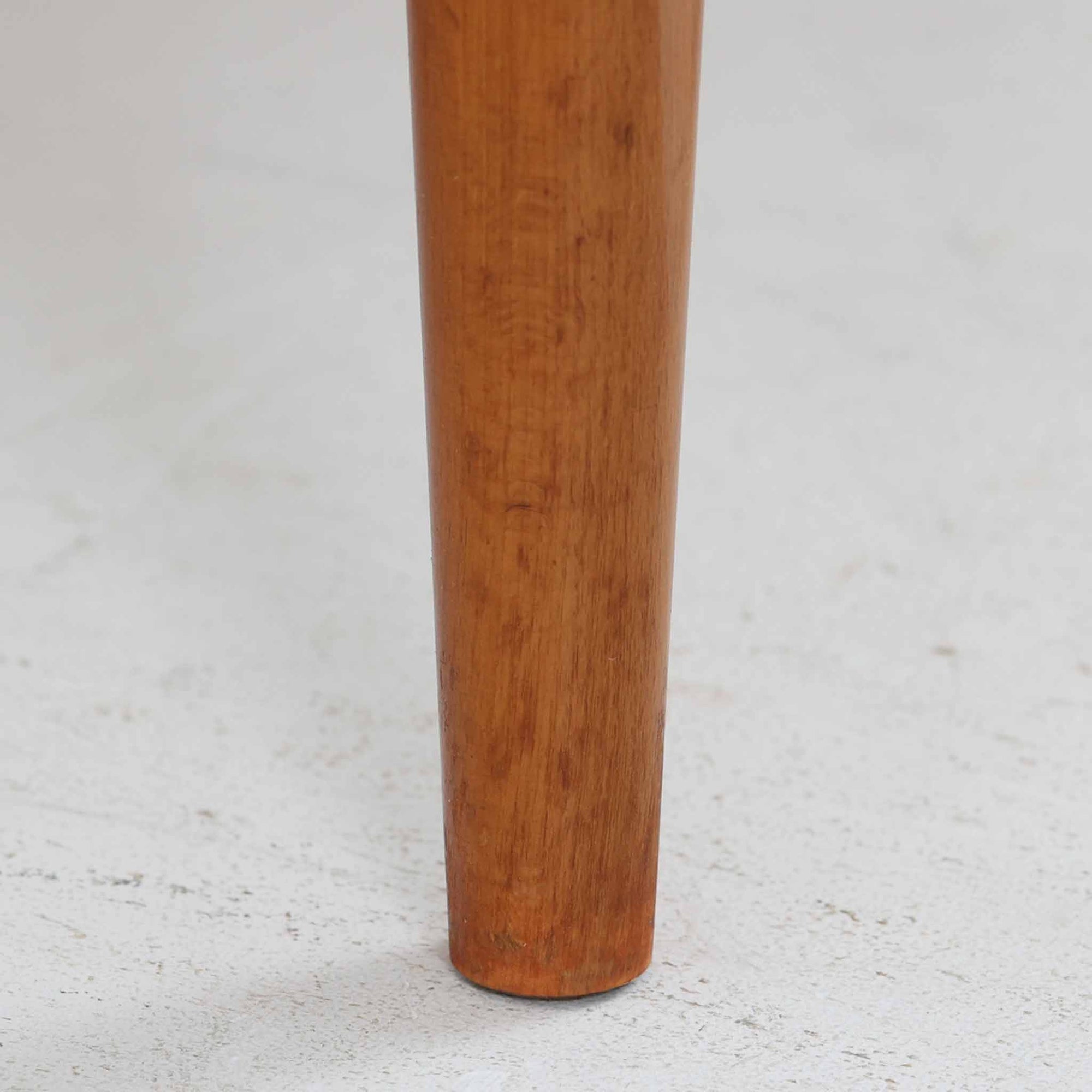 スウェーデンの老舗家具メーカー、Svenssons Mobler社によるマホガニー材のディスプレイシェルフです。上部の3段シェルフは高さを調整できる可動棚仕様で、書籍やオブジェ、植物などをバランス良く飾ることができます。下段のスライド扉収納は実用性が高く、生活感をすっきりと隠せる構造です。滑らかな木肌と温かみのある赤褐色の木目がマホガニーならではの上品な雰囲気を醸し出します。脚部の細身なテーパー形状も美しく、空間に軽やかさを添える北欧ビンテージ家具です。スライド扉の取っ手部分は丸くくり抜かれており、シンプルながらも洗練された印象を与えます。収納部と棚板の両サイドに開けられた穴に支柱を通して組み立てる独特の構造が特徴で、機能性とデザイン性を兼ね備えたスウェーデンらしい巧みな造りです。