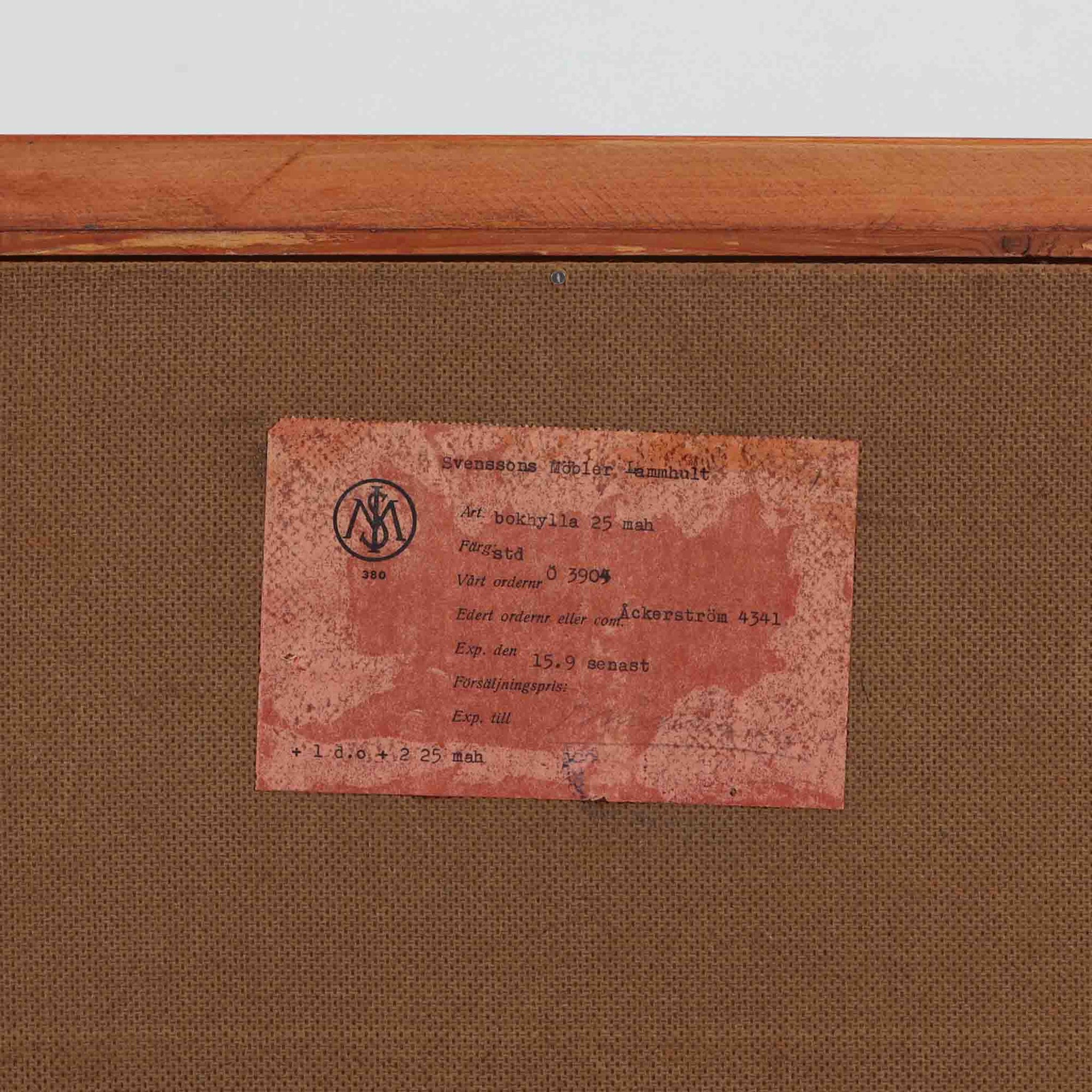 スウェーデンの老舗家具メーカー、Svenssons Mobler社によるマホガニー材のディスプレイシェルフです。上部の3段シェルフは高さを調整できる可動棚仕様で、書籍やオブジェ、植物などをバランス良く飾ることができます。下段のスライド扉収納は実用性が高く、生活感をすっきりと隠せる構造です。滑らかな木肌と温かみのある赤褐色の木目がマホガニーならではの上品な雰囲気を醸し出します。脚部の細身なテーパー形状も美しく、空間に軽やかさを添える北欧ビンテージ家具です。スライド扉の取っ手部分は丸くくり抜かれており、シンプルながらも洗練された印象を与えます。収納部と棚板の両サイドに開けられた穴に支柱を通して組み立てる独特の構造が特徴で、機能性とデザイン性を兼ね備えたスウェーデンらしい巧みな造りです。