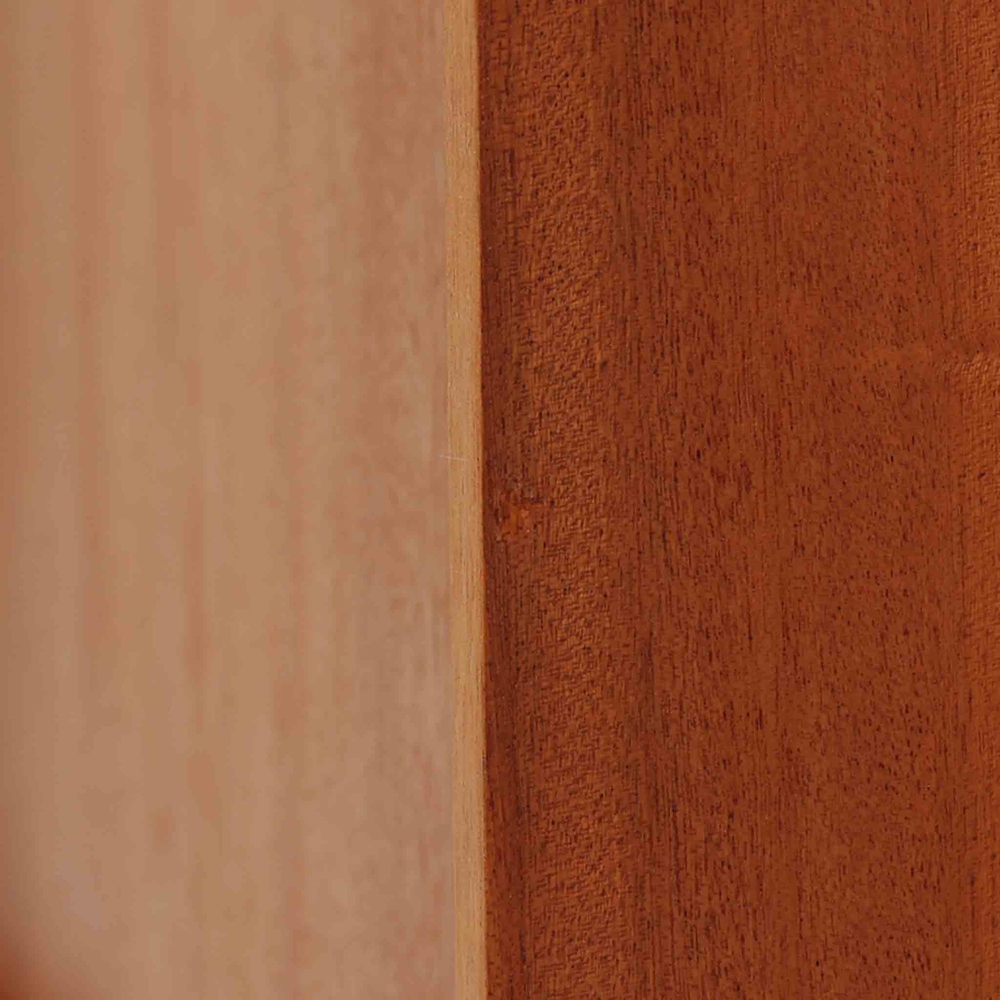 スウェーデンの老舗家具メーカー、Svenssons Mobler社によるマホガニー材のディスプレイシェルフです。上部の3段シェルフは高さを調整できる可動棚仕様で、書籍やオブジェ、植物などをバランス良く飾ることができます。下段のスライド扉収納は実用性が高く、生活感をすっきりと隠せる構造です。滑らかな木肌と温かみのある赤褐色の木目がマホガニーならではの上品な雰囲気を醸し出します。脚部の細身なテーパー形状も美しく、空間に軽やかさを添える北欧ビンテージ家具です。スライド扉の取っ手部分は丸くくり抜かれており、シンプルながらも洗練された印象を与えます。収納部と棚板の両サイドに開けられた穴に支柱を通して組み立てる独特の構造が特徴で、機能性とデザイン性を兼ね備えたスウェーデンらしい巧みな造りです。