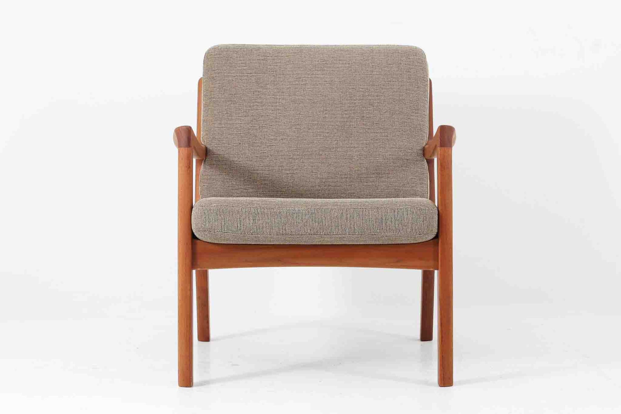 Ole Wanscherによってデザインされたmodel 166/169シングルソファは、シンプルながらも優れたデザインです。そのフレームは程よい傾斜が施されており、丁寧に削りだされたチーク材は豊かな色合いとともに、ビンテージならではの温かみを感じさせます。リビングルームに配置すると、このソファでゆったりとしたリラックスタイムを楽しむことができます。た面はウレタンのみで、背もたれにはスプリングが内包されています。背面は1本ラインの初期型です。※model名には諸説があり、同じ形で166と169が混在しています。