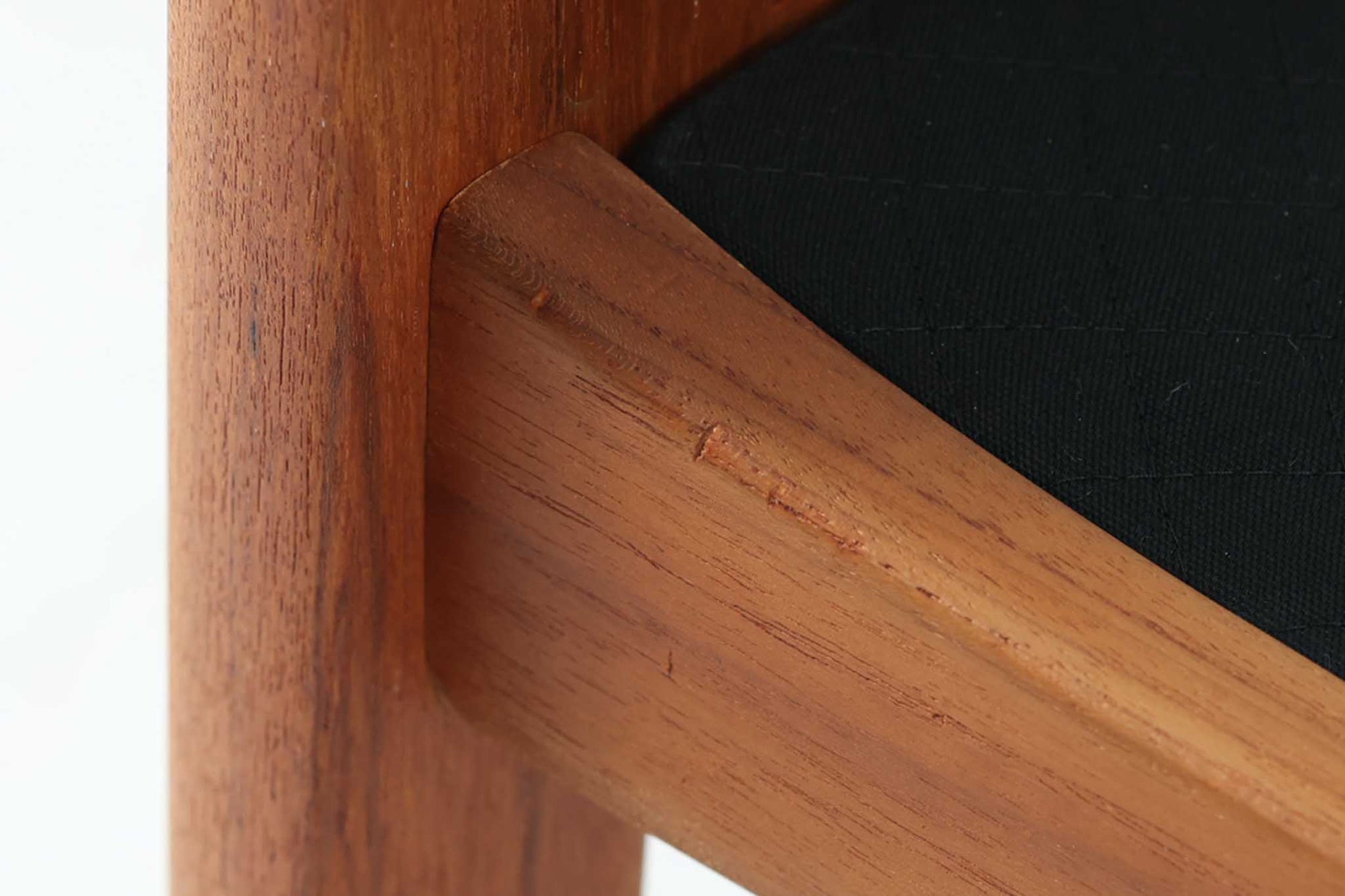 Ole Wanscherによってデザインされたmodel 166/169シングルソファは、シンプルながらも優れたデザインです。そのフレームは程よい傾斜が施されており、丁寧に削りだされたチーク材は豊かな色合いとともに、ビンテージならではの温かみを感じさせます。リビングルームに配置すると、このソファでゆったりとしたリラックスタイムを楽しむことができます。た面はウレタンのみで、背もたれにはスプリングが内包されています。背面は1本ラインの初期型です。※model名には諸説があり、同じ形で166と169が混在しています。