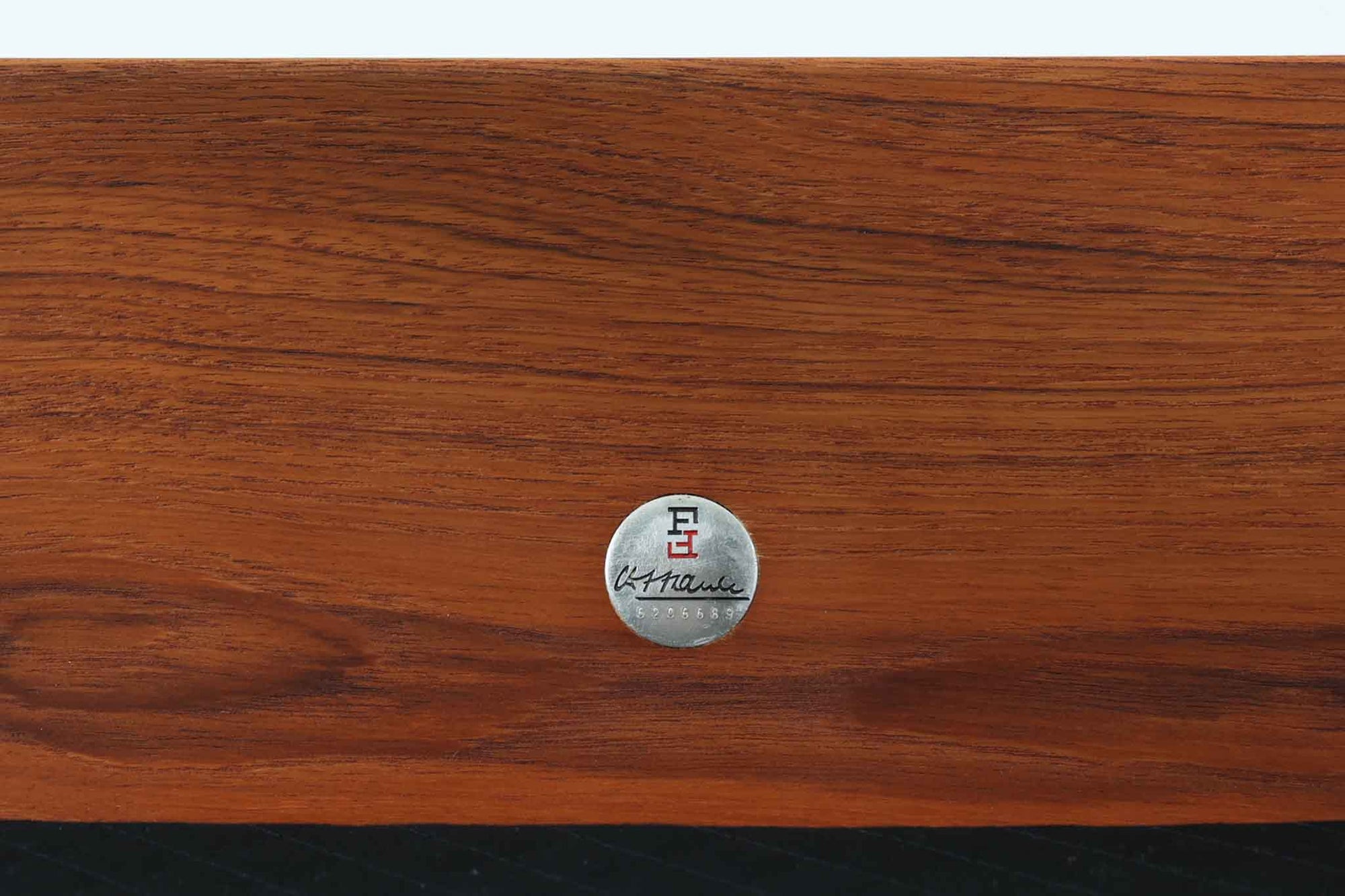 Ole Wanscherによってデザインされたmodel 166/169シングルソファは、シンプルながらも優れたデザインです。そのフレームは程よい傾斜が施されており、丁寧に削りだされたチーク材は豊かな色合いとともに、ビンテージならではの温かみを感じさせます。リビングルームに配置すると、このソファでゆったりとしたリラックスタイムを楽しむことができます。た面はウレタンのみで、背もたれにはスプリングが内包されています。背面は1本ラインの初期型です。※model名には諸説があり、同じ形で166と169が混在しています。