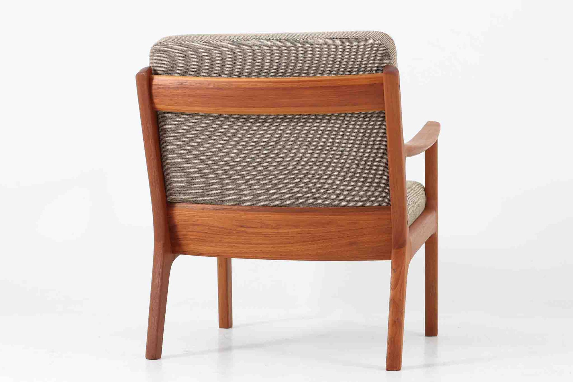 Ole Wanscherによってデザインされたmodel 166/169シングルソファは、シンプルながらも優れたデザインです。そのフレームは程よい傾斜が施されており、丁寧に削りだされたチーク材は豊かな色合いとともに、ビンテージならではの温かみを感じさせます。リビングルームに配置すると、このソファでゆったりとしたリラックスタイムを楽しむことができます。た面はウレタンのみで、背もたれにはスプリングが内包されています。背面は1本ラインの初期型です。※model名には諸説があり、同じ形で166と169が混在しています。