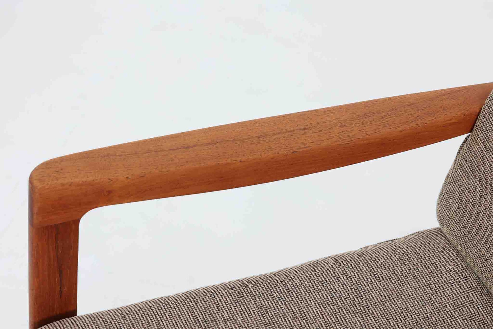 Ole Wanscherによってデザインされたmodel 166/169シングルソファは、シンプルながらも優れたデザインです。そのフレームは程よい傾斜が施されており、丁寧に削りだされたチーク材は豊かな色合いとともに、ビンテージならではの温かみを感じさせます。リビングルームに配置すると、このソファでゆったりとしたリラックスタイムを楽しむことができます。た面はウレタンのみで、背もたれにはスプリングが内包されています。背面は1本ラインの初期型です。※model名には諸説があり、同じ形で166と169が混在しています。