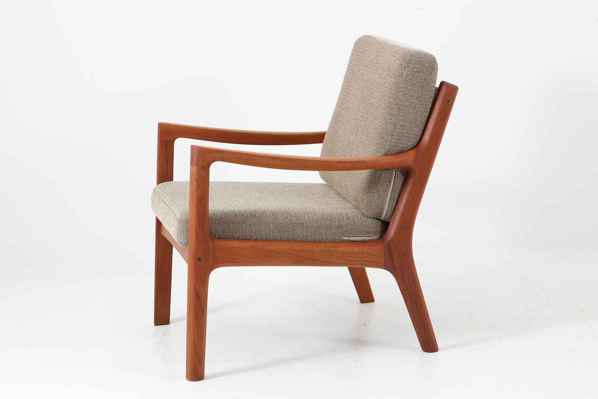 Ole Wanscherによってデザインされたmodel 166/169シングルソファは、シンプルながらも優れたデザインです。そのフレームは程よい傾斜が施されており、丁寧に削りだされたチーク材は豊かな色合いとともに、ビンテージならではの温かみを感じさせます。リビングルームに配置すると、このソファでゆったりとしたリラックスタイムを楽しむことができます。た面はウレタンのみで、背もたれにはスプリングが内包されています。背面は1本ラインの初期型です。※model名には諸説があり、同じ形で166と169が混在しています。