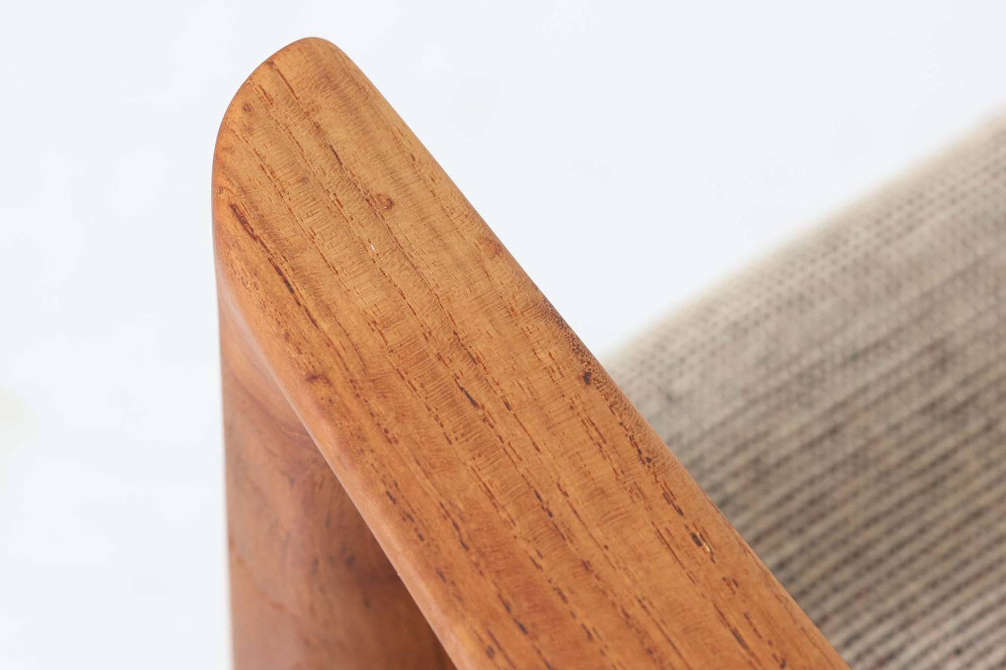 Ole Wanscherによってデザインされたmodel 166/169シングルソファは、シンプルながらも優れたデザインです。そのフレームは程よい傾斜が施されており、丁寧に削りだされたチーク材は豊かな色合いとともに、ビンテージならではの温かみを感じさせます。リビングルームに配置すると、このソファでゆったりとしたリラックスタイムを楽しむことができます。た面はウレタンのみで、背もたれにはスプリングが内包されています。背面は1本ラインの初期型です。※model名には諸説があり、同じ形で166と169が混在しています。