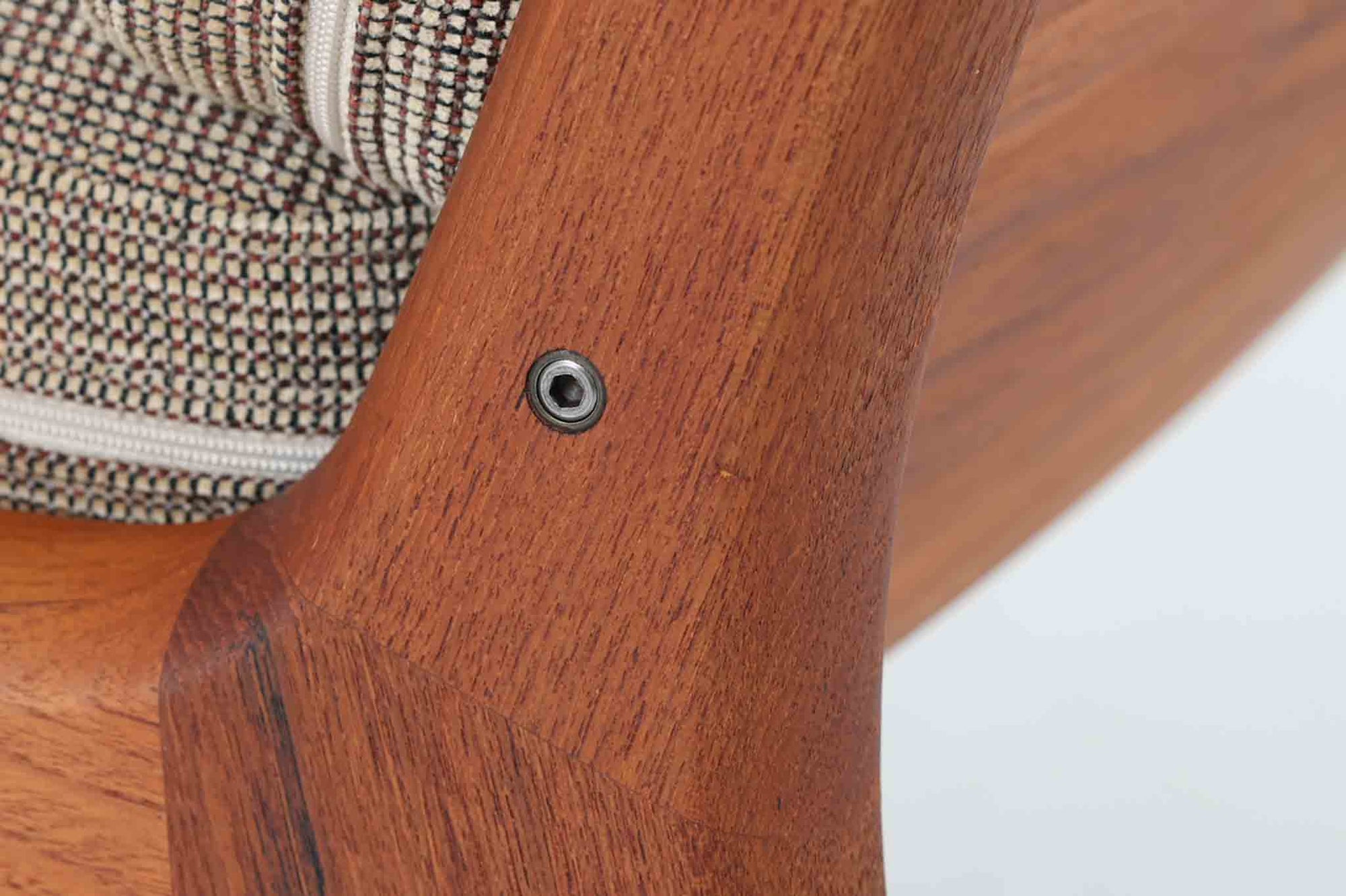 Ole Wanscherによってデザインされたmodel 166/169シングルソファは、シンプルながらも優れたデザインです。そのフレームは程よい傾斜が施されており、丁寧に削りだされたチーク材は豊かな色合いとともに、ビンテージならではの温かみを感じさせます。リビングルームに配置すると、このソファでゆったりとしたリラックスタイムを楽しむことができます。た面はウレタンのみで、背もたれにはスプリングが内包されています。背面は1本ラインの初期型です。※model名には諸説があり、同じ形で166と169が混在しています。