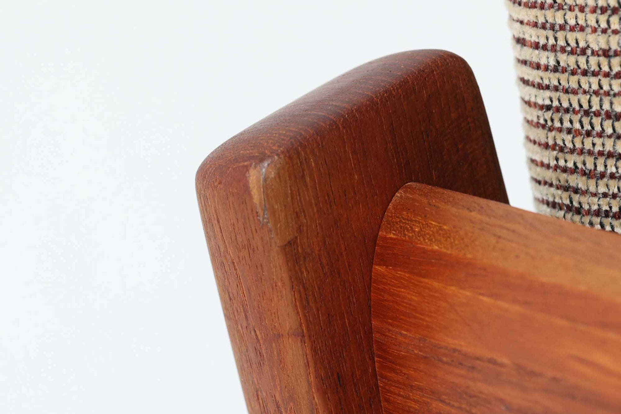 Ole Wanscherによってデザインされたmodel 166/169シングルソファは、シンプルながらも優れたデザインです。そのフレームは程よい傾斜が施されており、丁寧に削りだされたチーク材は豊かな色合いとともに、ビンテージならではの温かみを感じさせます。リビングルームに配置すると、このソファでゆったりとしたリラックスタイムを楽しむことができます。た面はウレタンのみで、背もたれにはスプリングが内包されています。背面は1本ラインの初期型です。※model名には諸説があり、同じ形で166と169が混在しています。