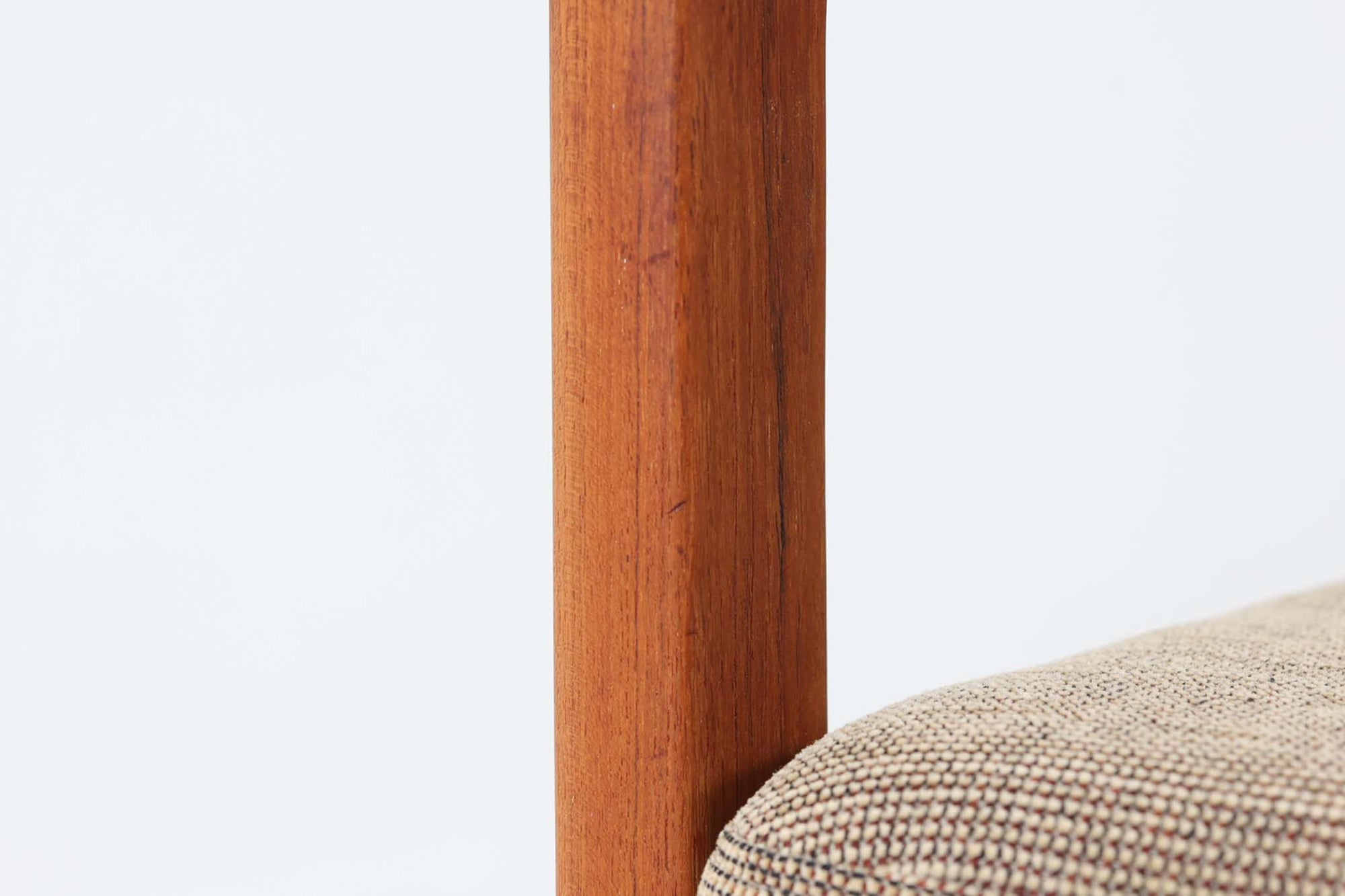 Ole Wanscherによってデザインされたmodel 166/169シングルソファは、シンプルながらも優れたデザインです。そのフレームは程よい傾斜が施されており、丁寧に削りだされたチーク材は豊かな色合いとともに、ビンテージならではの温かみを感じさせます。リビングルームに配置すると、このソファでゆったりとしたリラックスタイムを楽しむことができます。た面はウレタンのみで、背もたれにはスプリングが内包されています。背面は1本ラインの初期型です。※model名には諸説があり、同じ形で166と169が混在しています。