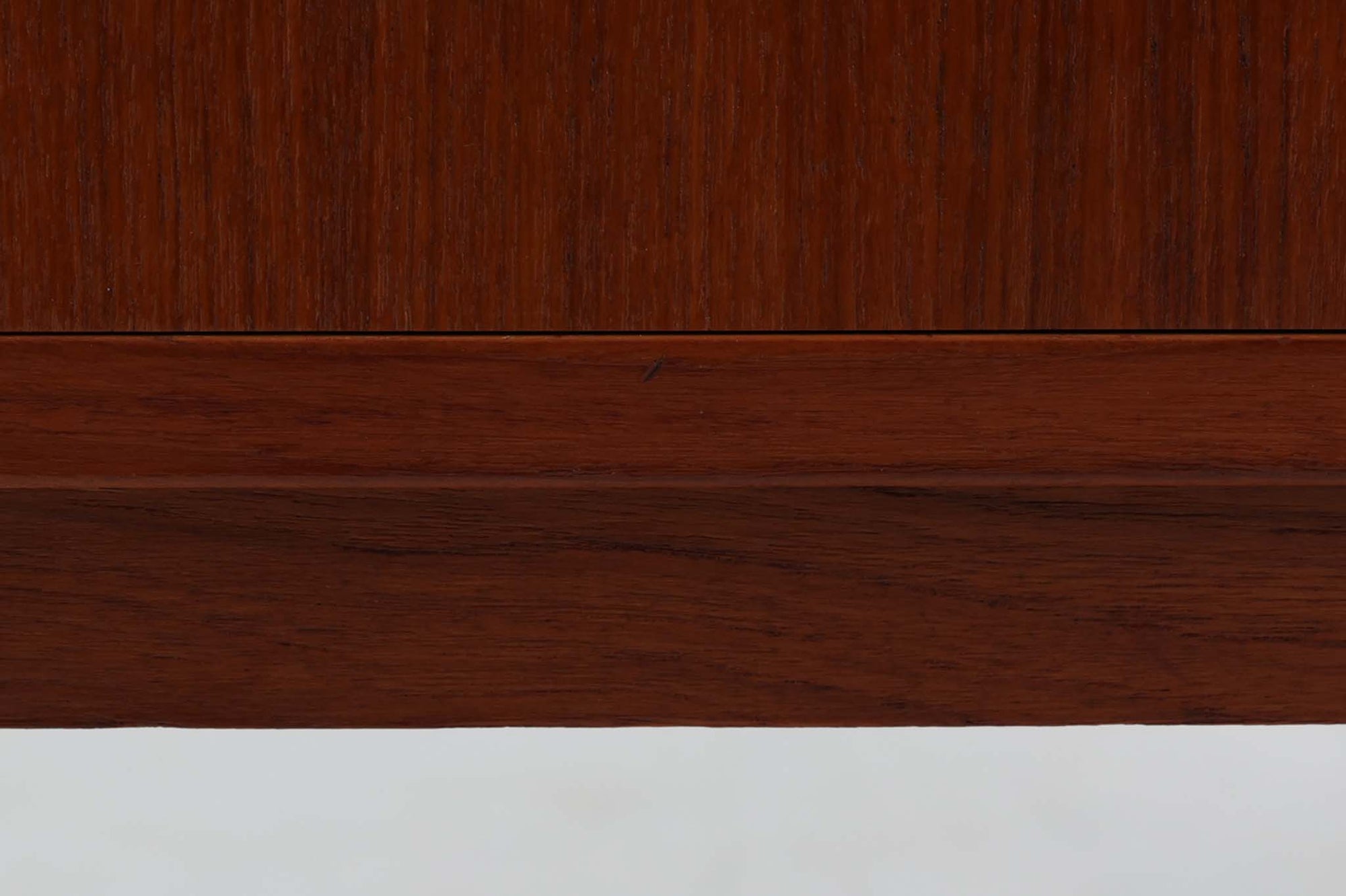 スウェーデン製のディスプレイシェルフです。シンプルなデザインで使い勝手の良いサイズ感です。お気に入りのアイテムを飾ることで、異なる雰囲気を楽しむことができます。良質なチーク材の美しい木目も魅力です。