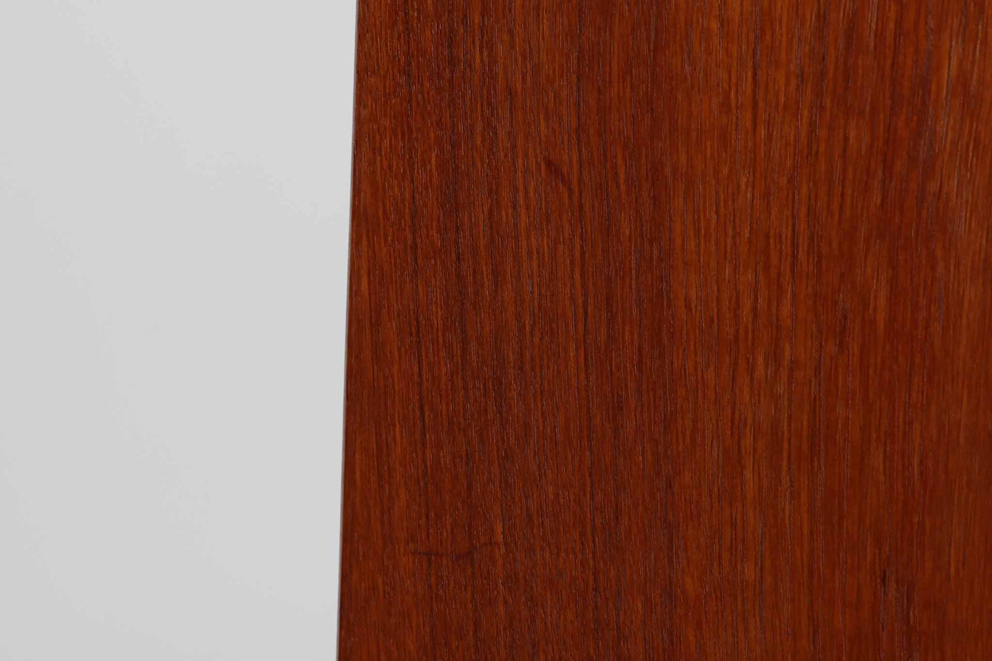 スウェーデン製のディスプレイシェルフです。シンプルなデザインで使い勝手の良いサイズ感です。お気に入りのアイテムを飾ることで、異なる雰囲気を楽しむことができます。良質なチーク材の美しい木目も魅力です。