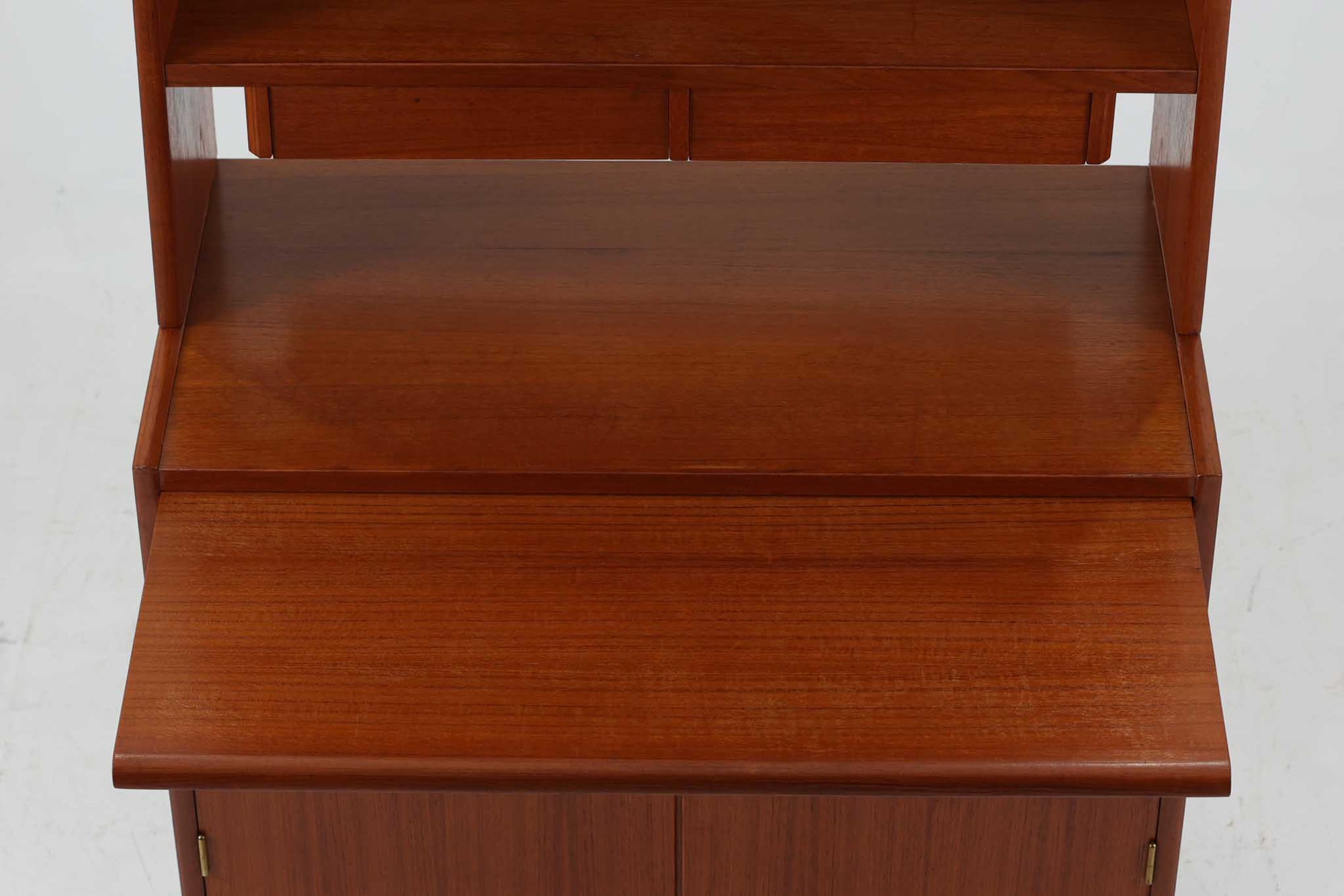 スウェーデン製のディスプレイシェルフです。シンプルなデザインで使い勝手の良いサイズ感です。お気に入りのアイテムを飾ることで、異なる雰囲気を楽しむことができます。良質なチーク材の美しい木目も魅力です。