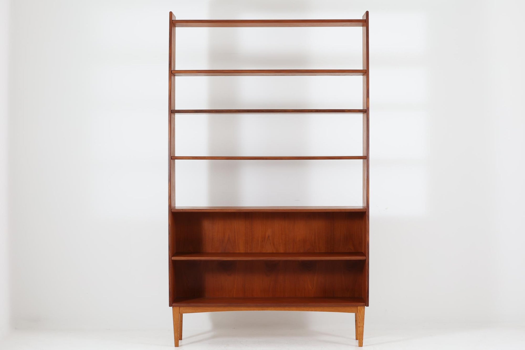 スウェーデンより買い付けたブックシェルフです。高さが約200cmと大型です。本体には良質なチーク材が使用されており、ナチュラルなオーク材の脚部との組み合わせがスウェーデン家具ならではのデザインです。上半分がオープンタイプになっており空間を圧迫する事なくお使いいただけます。スウェーデンの家具メーカーBranntorpsにより製造されています。