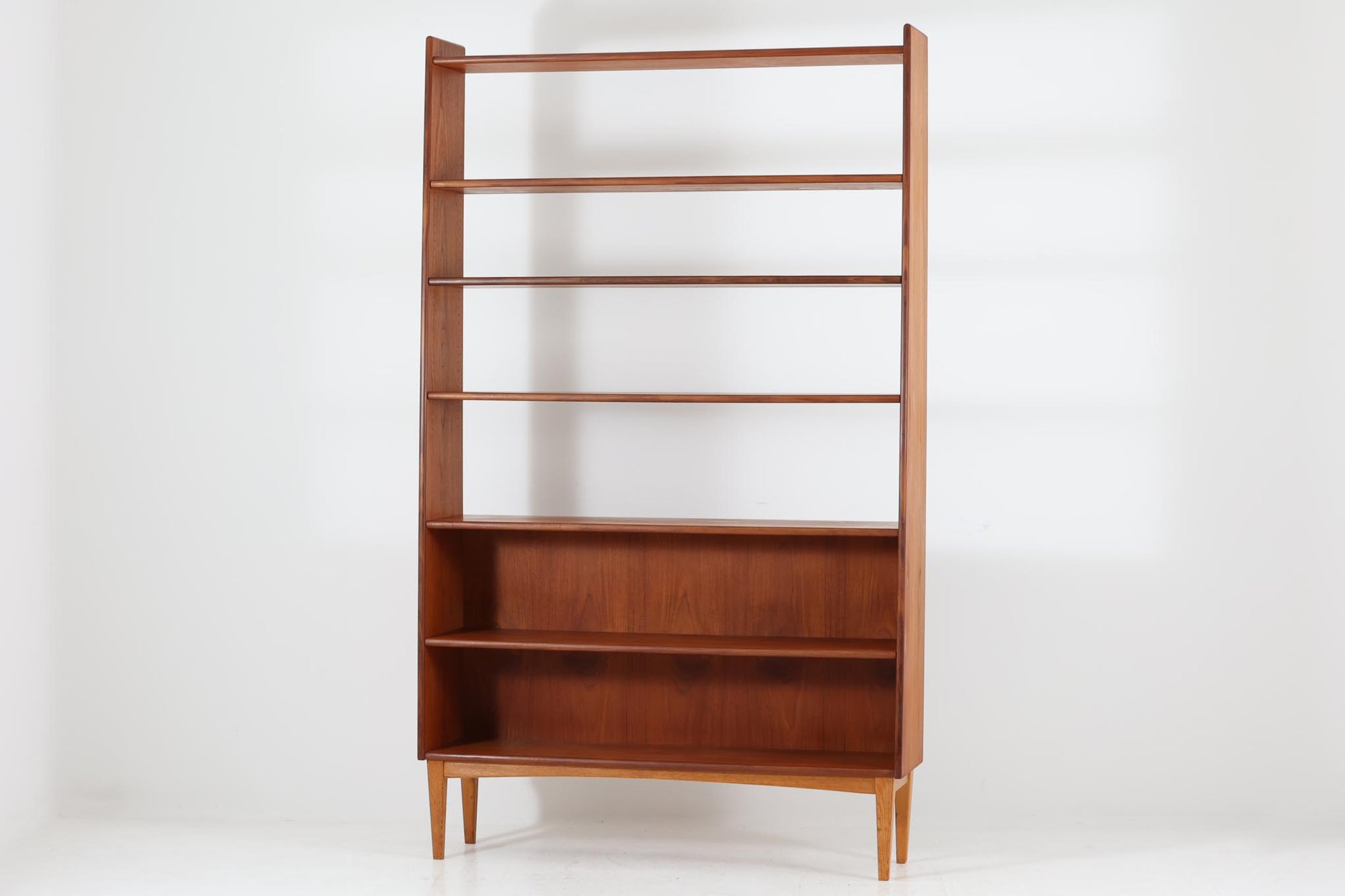 スウェーデンより買い付けたブックシェルフです。高さが約200cmと大型です。本体には良質なチーク材が使用されており、ナチュラルなオーク材の脚部との組み合わせがスウェーデン家具ならではのデザインです。上半分がオープンタイプになっており空間を圧迫する事なくお使いいただけます。スウェーデンの家具メーカーBranntorpsにより製造されています。