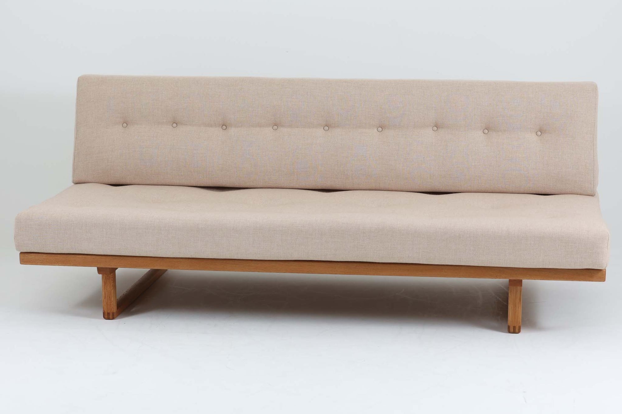 こちらは、ボーエ・モーエンセン（Borge mogensen）によってデザインされたmodel 4311です。似た形状のmodel 4312もございますが、4311は奥行きが短いため、座る時間が多い方に特にお勧めのモデルです。細身のフレームですが、脚先が繋がれており、強度とデザイン性のバランスが優れています。また、フレームにはオーク無垢材が使用されており、そのシンプルで洗練されたフォルムは、モーエンセンならではの魅力を感じさせます。このデイベッドは、座ったり寝転んだりと、使い勝手が良いソファとして、多様なシーンで活躍してくれそうです。