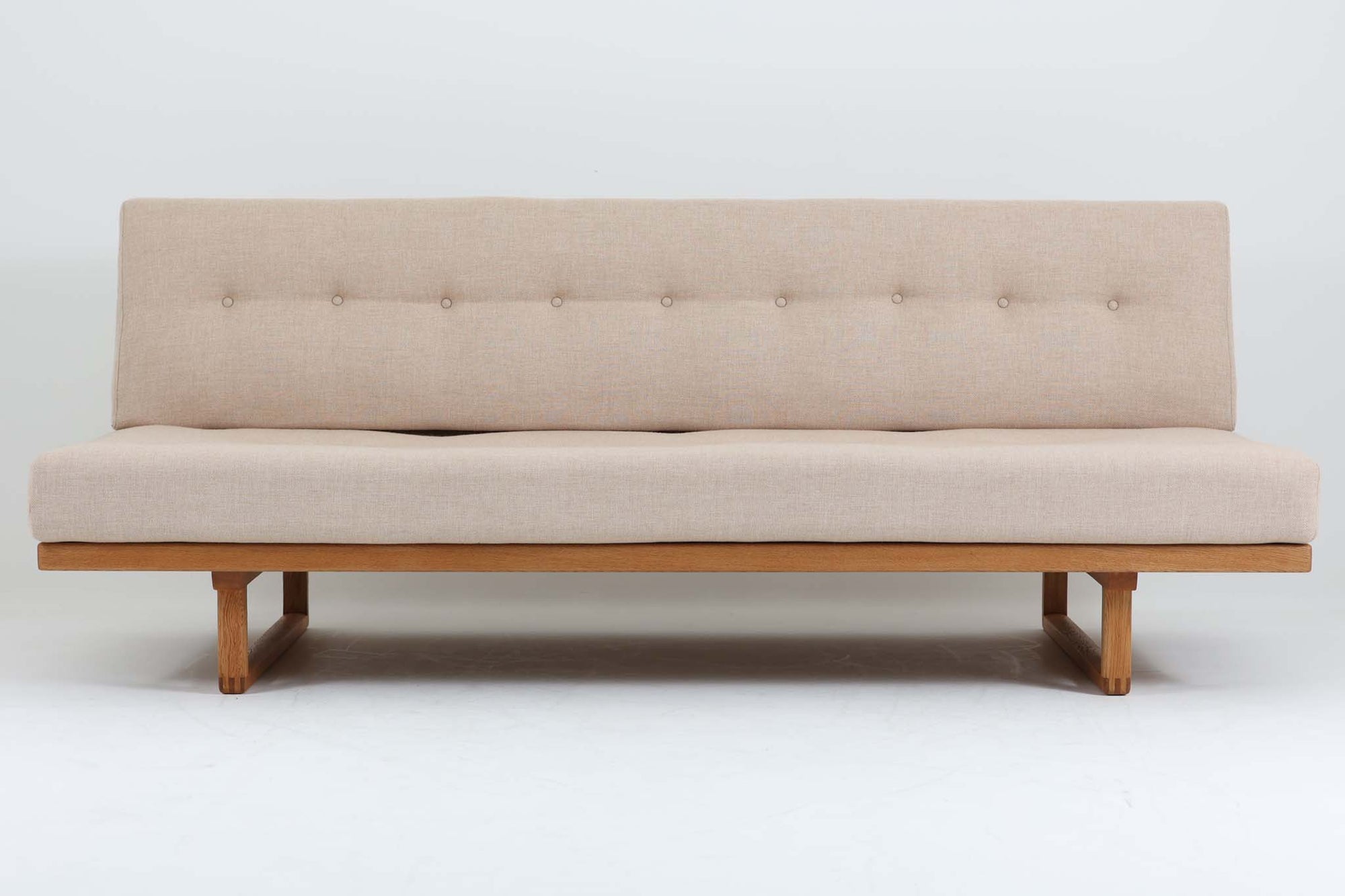 こちらは、ボーエ・モーエンセン（Borge mogensen）によってデザインされたmodel 4311です。似た形状のmodel 4312もございますが、4311は奥行きが短いため、座る時間が多い方に特にお勧めのモデルです。細身のフレームですが、脚先が繋がれており、強度とデザイン性のバランスが優れています。また、フレームにはオーク無垢材が使用されており、そのシンプルで洗練されたフォルムは、モーエンセンならではの魅力を感じさせます。このデイベッドは、座ったり寝転んだりと、使い勝手が良いソファとして、多様なシーンで活躍してくれそうです。