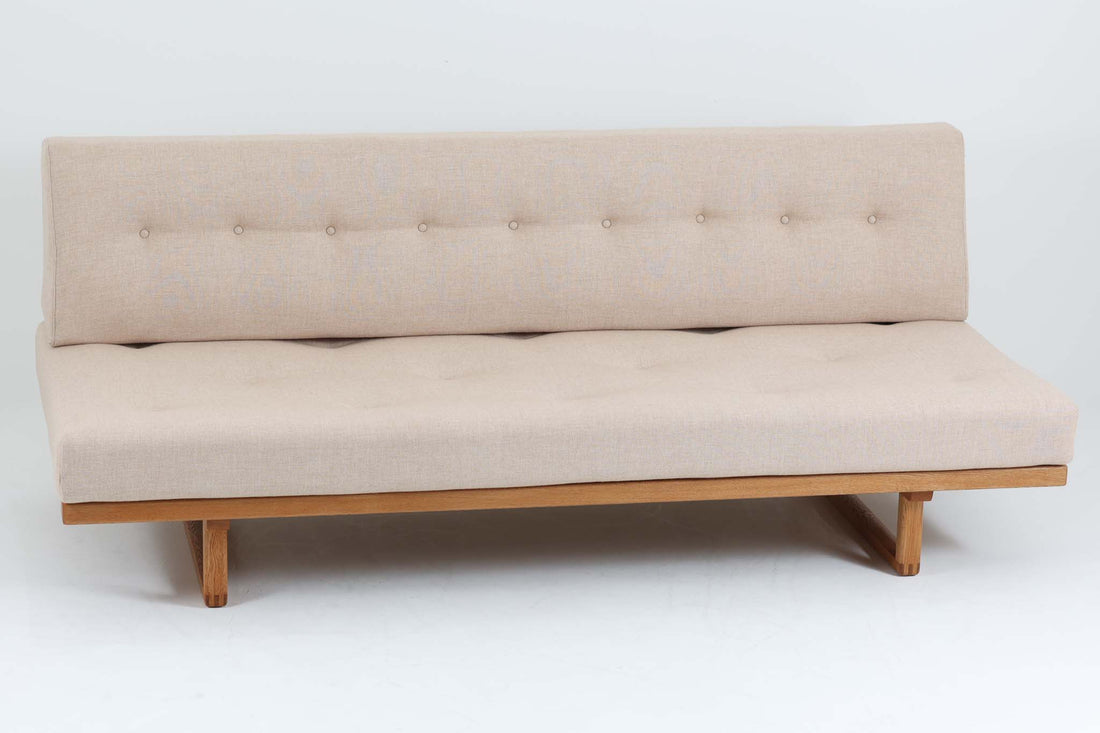 こちらは、ボーエ・モーエンセン（Borge mogensen）によってデザインされたmodel 4311です。似た形状のmodel 4312もございますが、4311は奥行きが短いため、座る時間が多い方に特にお勧めのモデルです。細身のフレームですが、脚先が繋がれており、強度とデザイン性のバランスが優れています。また、フレームにはオーク無垢材が使用されており、そのシンプルで洗練されたフォルムは、モーエンセンならではの魅力を感じさせます。このデイベッドは、座ったり寝転んだりと、使い勝手が良いソファとして、多様なシーンで活躍してくれそうです。