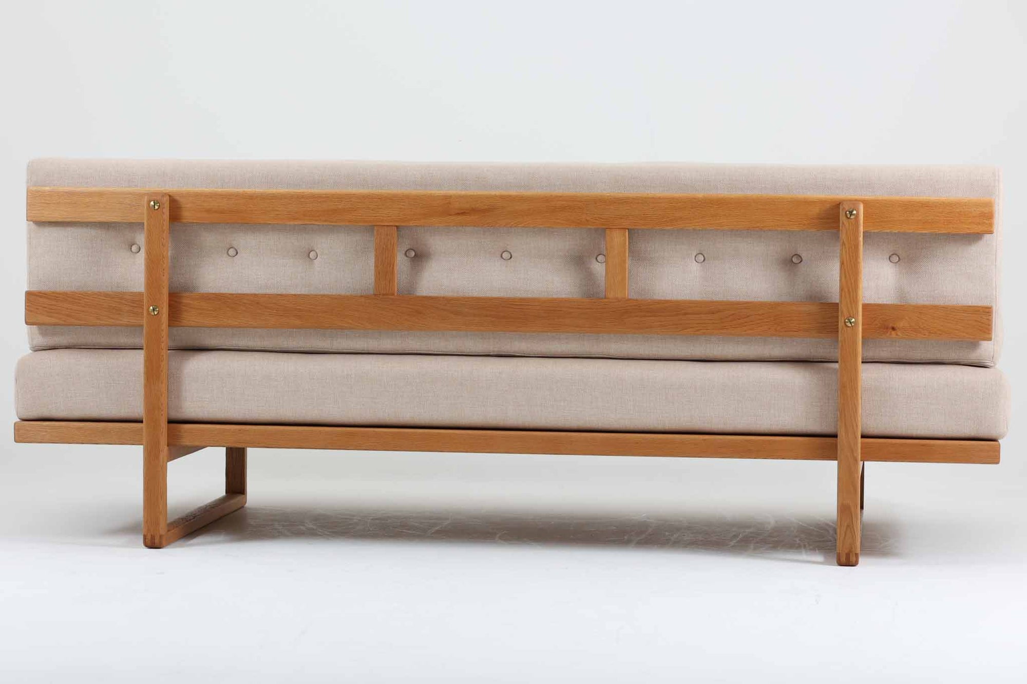こちらは、ボーエ・モーエンセン（Borge mogensen）によってデザインされたmodel 4311です。似た形状のmodel 4312もございますが、4311は奥行きが短いため、座る時間が多い方に特にお勧めのモデルです。細身のフレームですが、脚先が繋がれており、強度とデザイン性のバランスが優れています。また、フレームにはオーク無垢材が使用されており、そのシンプルで洗練されたフォルムは、モーエンセンならではの魅力を感じさせます。このデイベッドは、座ったり寝転んだりと、使い勝手が良いソファとして、多様なシーンで活躍してくれそうです。