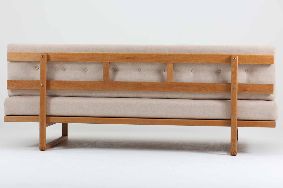 こちらは、ボーエ・モーエンセン（Borge mogensen）によってデザインされたmodel 4311です。似た形状のmodel 4312もございますが、4311は奥行きが短いため、座る時間が多い方に特にお勧めのモデルです。細身のフレームですが、脚先が繋がれており、強度とデザイン性のバランスが優れています。また、フレームにはオーク無垢材が使用されており、そのシンプルで洗練されたフォルムは、モーエンセンならではの魅力を感じさせます。このデイベッドは、座ったり寝転んだりと、使い勝手が良いソファとして、多様なシーンで活躍してくれそうです。
