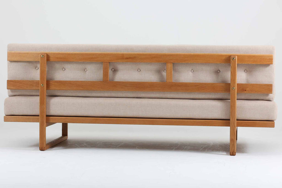 こちらは、ボーエ・モーエンセン（Borge mogensen）によってデザインされたmodel 4311です。似た形状のmodel 4312もございますが、4311は奥行きが短いため、座る時間が多い方に特にお勧めのモデルです。細身のフレームですが、脚先が繋がれており、強度とデザイン性のバランスが優れています。また、フレームにはオーク無垢材が使用されており、そのシンプルで洗練されたフォルムは、モーエンセンならではの魅力を感じさせます。このデイベッドは、座ったり寝転んだりと、使い勝手が良いソファとして、多様なシーンで活躍してくれそうです。