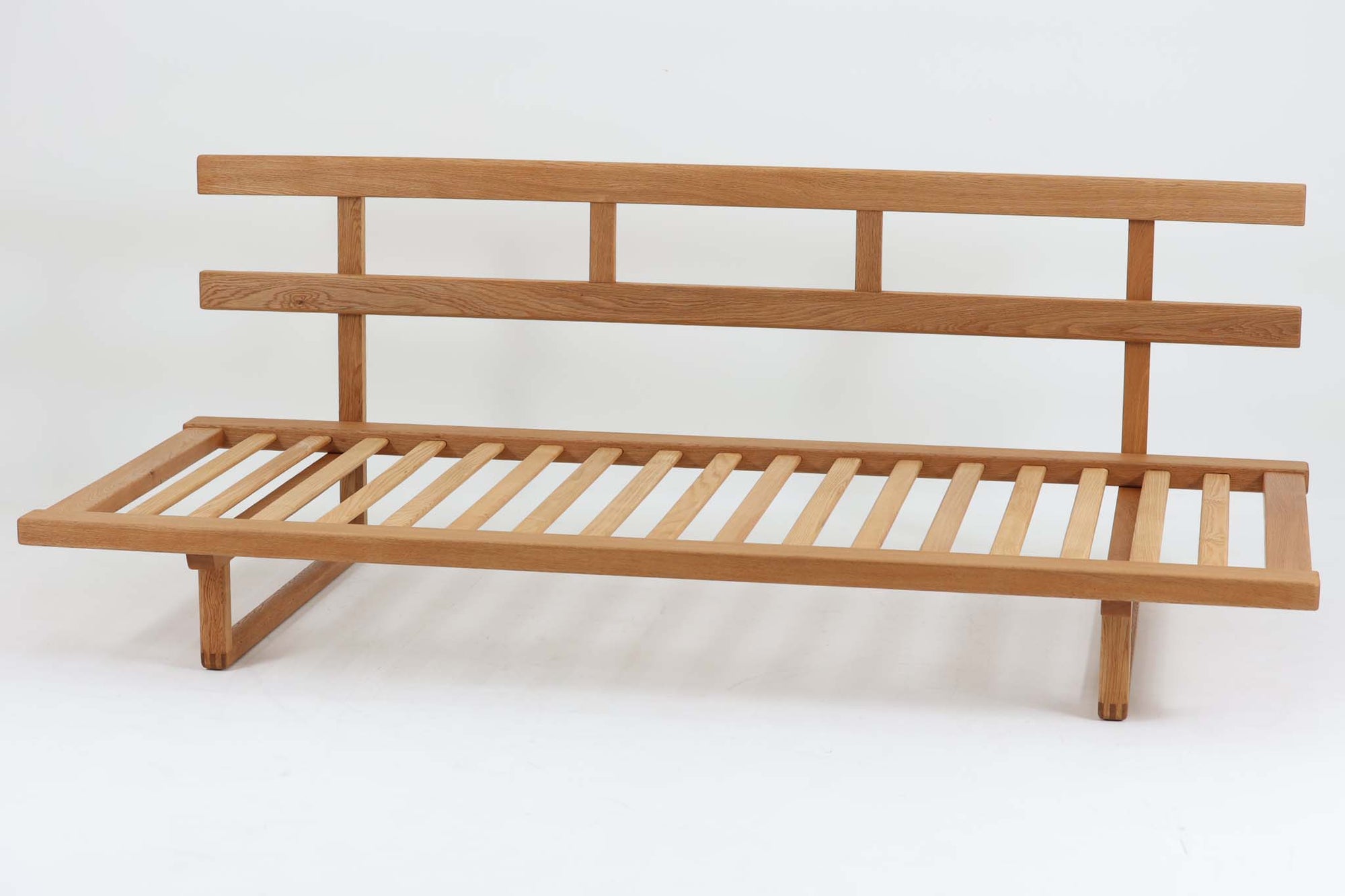 こちらは、ボーエ・モーエンセン（Borge mogensen）によってデザインされたmodel 4311です。似た形状のmodel 4312もございますが、4311は奥行きが短いため、座る時間が多い方に特にお勧めのモデルです。細身のフレームですが、脚先が繋がれており、強度とデザイン性のバランスが優れています。また、フレームにはオーク無垢材が使用されており、そのシンプルで洗練されたフォルムは、モーエンセンならではの魅力を感じさせます。このデイベッドは、座ったり寝転んだりと、使い勝手が良いソファとして、多様なシーンで活躍してくれそうです。