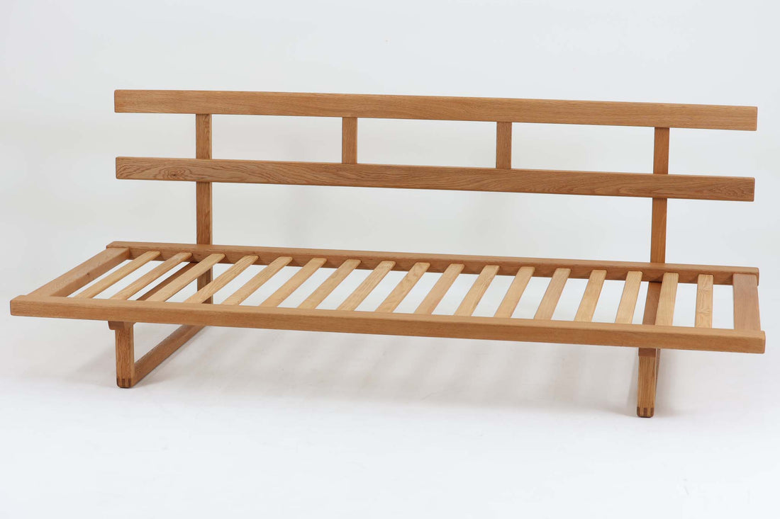 こちらは、ボーエ・モーエンセン（Borge mogensen）によってデザインされたmodel 4311です。似た形状のmodel 4312もございますが、4311は奥行きが短いため、座る時間が多い方に特にお勧めのモデルです。細身のフレームですが、脚先が繋がれており、強度とデザイン性のバランスが優れています。また、フレームにはオーク無垢材が使用されており、そのシンプルで洗練されたフォルムは、モーエンセンならではの魅力を感じさせます。このデイベッドは、座ったり寝転んだりと、使い勝手が良いソファとして、多様なシーンで活躍してくれそうです。