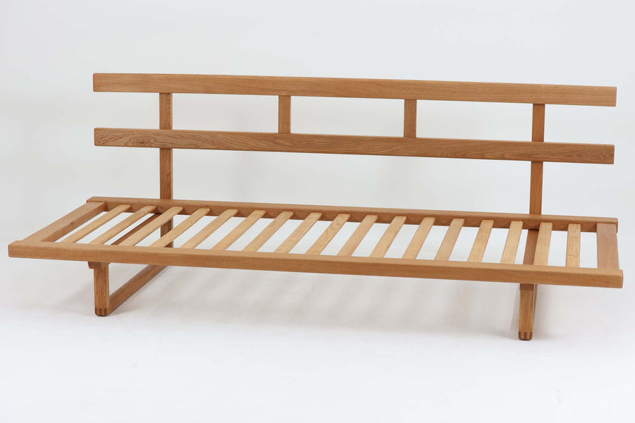 こちらは、ボーエ・モーエンセン（Borge mogensen）によってデザインされたmodel 4311です。似た形状のmodel 4312もございますが、4311は奥行きが短いため、座る時間が多い方に特にお勧めのモデルです。細身のフレームですが、脚先が繋がれており、強度とデザイン性のバランスが優れています。また、フレームにはオーク無垢材が使用されており、そのシンプルで洗練されたフォルムは、モーエンセンならではの魅力を感じさせます。このデイベッドは、座ったり寝転んだりと、使い勝手が良いソファとして、多様なシーンで活躍してくれそうです。