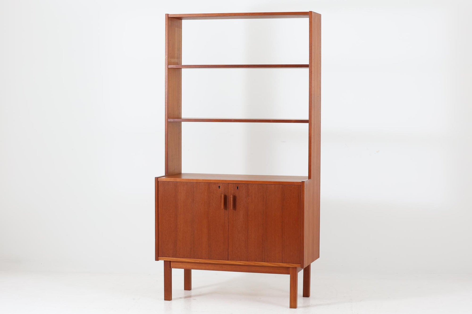 スウェーデンより買い付けました。Breox mobler社で作成された物で、良質なチーク材が使用されています。