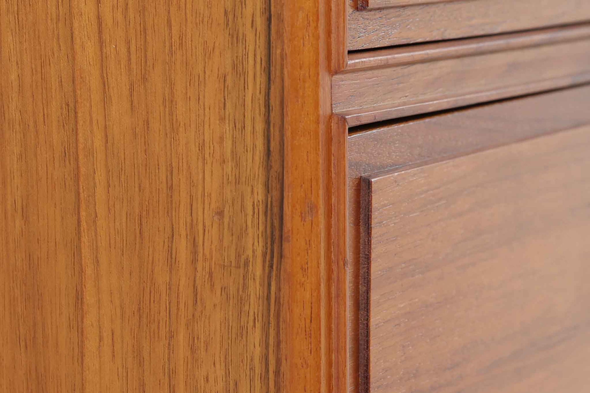 スウェーデンより買い付けたシェルフです。小ぶりで使い勝手の良いサイズ感が特徴です。B. Fridhagenの高いクオリティーを感じられる一品で、力強いウォールナット材の木目が魅力的です。