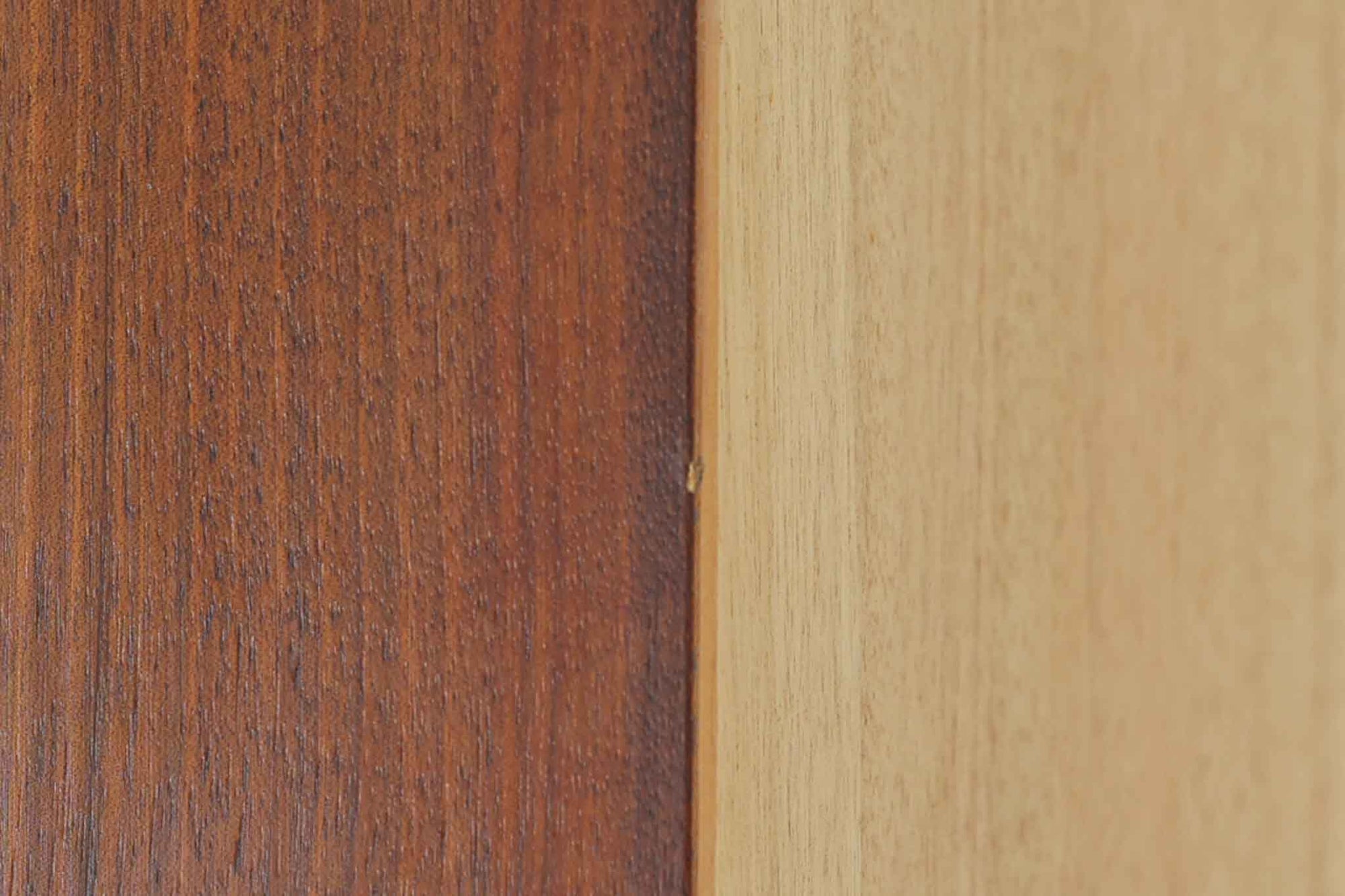 スウェーデンより買い付けたシェルフです。小ぶりで使い勝手の良いサイズ感が特徴です。B. Fridhagenの高いクオリティーを感じられる一品で、力強いウォールナット材の木目が魅力的です。