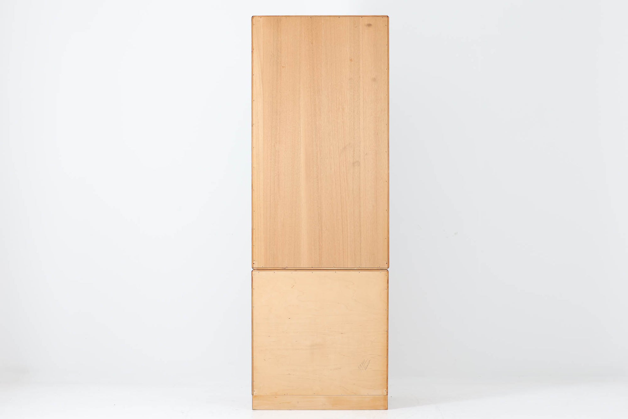 スウェーデンより買い付けたシェルフです。小ぶりで使い勝手の良いサイズ感が特徴です。B. Fridhagenの高いクオリティーを感じられる一品で、力強いウォールナット材の木目が魅力的です。