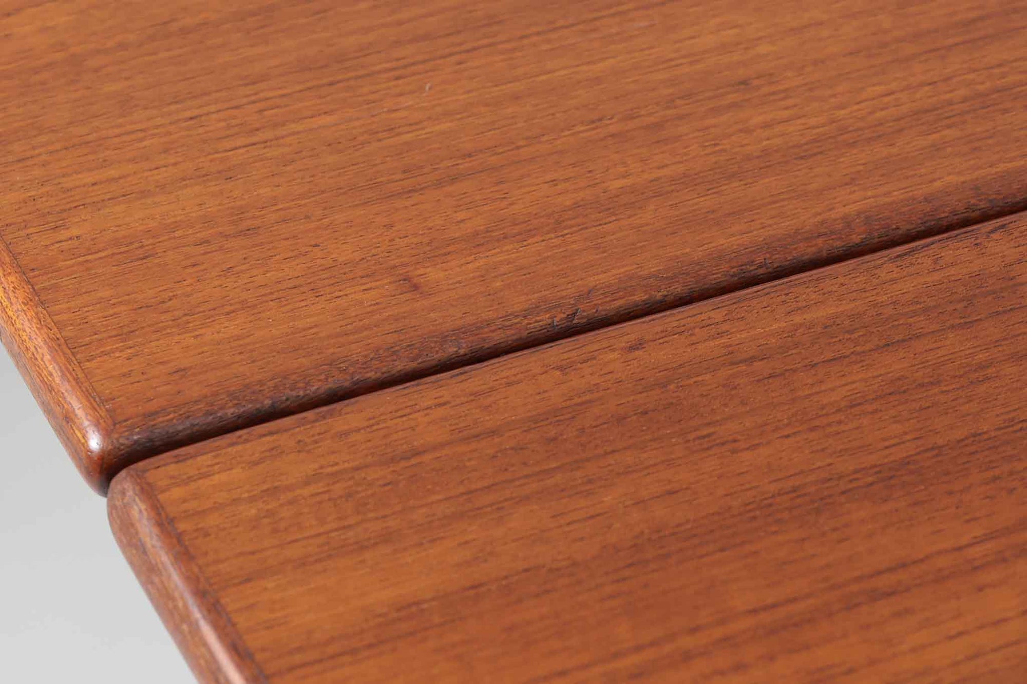 北欧から買い付けた、Børge mogensenデザインのmodel 162です。「DESIGN mUSEUm DANmARK」によれば、このモデルは1953年にデザインされたものです。Børge mogensenの作品としては珍しく、金属と木材を組み合わせたデザインが特徴です。天板には、色味の濃い高品質なチーク材が使用され、脚部はナチュラルな色合いのスリムなデザインが採用されています。また、補強材として使用されたスチールの色合いとの調和により、全体的に非常に洗練された印象を与えつつも、スチールにより高い強度が確保されています。天板中央のビスを外すことで、テーブルは折り畳み可能となり、引っ越し時の搬入や搬出も安心して行えます。