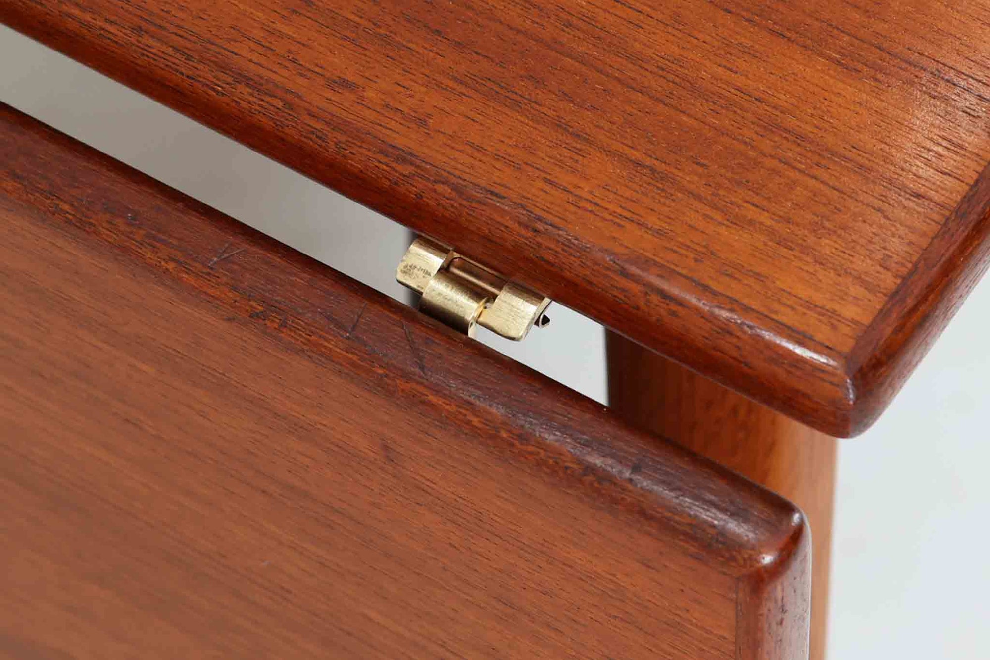 北欧から買い付けた、Børge mogensenデザインのmodel 162です。「DESIGN mUSEUm DANmARK」によれば、このモデルは1953年にデザインされたものです。Børge mogensenの作品としては珍しく、金属と木材を組み合わせたデザインが特徴です。天板には、色味の濃い高品質なチーク材が使用され、脚部はナチュラルな色合いのスリムなデザインが採用されています。また、補強材として使用されたスチールの色合いとの調和により、全体的に非常に洗練された印象を与えつつも、スチールにより高い強度が確保されています。天板中央のビスを外すことで、テーブルは折り畳み可能となり、引っ越し時の搬入や搬出も安心して行えます。