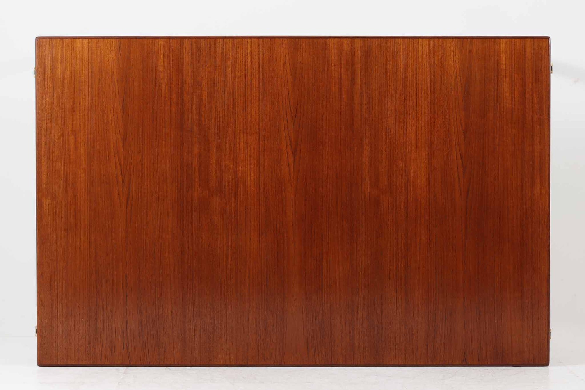 北欧から買い付けた、Børge mogensenデザインのmodel 162です。「DESIGN mUSEUm DANmARK」によれば、このモデルは1953年にデザインされたものです。Børge mogensenの作品としては珍しく、金属と木材を組み合わせたデザインが特徴です。天板には、色味の濃い高品質なチーク材が使用され、脚部はナチュラルな色合いのスリムなデザインが採用されています。また、補強材として使用されたスチールの色合いとの調和により、全体的に非常に洗練された印象を与えつつも、スチールにより高い強度が確保されています。天板中央のビスを外すことで、テーブルは折り畳み可能となり、引っ越し時の搬入や搬出も安心して行えます。