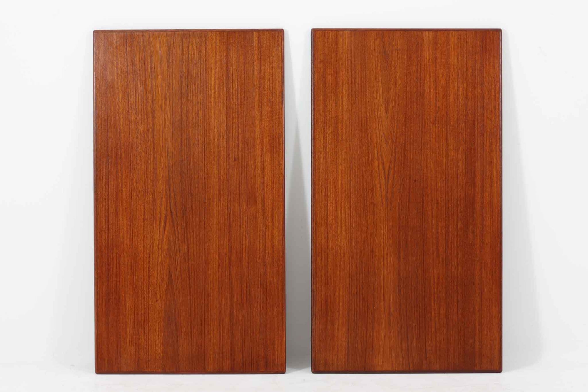 北欧から買い付けた、Børge mogensenデザインのmodel 162です。「DESIGN mUSEUm DANmARK」によれば、このモデルは1953年にデザインされたものです。Børge mogensenの作品としては珍しく、金属と木材を組み合わせたデザインが特徴です。天板には、色味の濃い高品質なチーク材が使用され、脚部はナチュラルな色合いのスリムなデザインが採用されています。また、補強材として使用されたスチールの色合いとの調和により、全体的に非常に洗練された印象を与えつつも、スチールにより高い強度が確保されています。天板中央のビスを外すことで、テーブルは折り畳み可能となり、引っ越し時の搬入や搬出も安心して行えます。