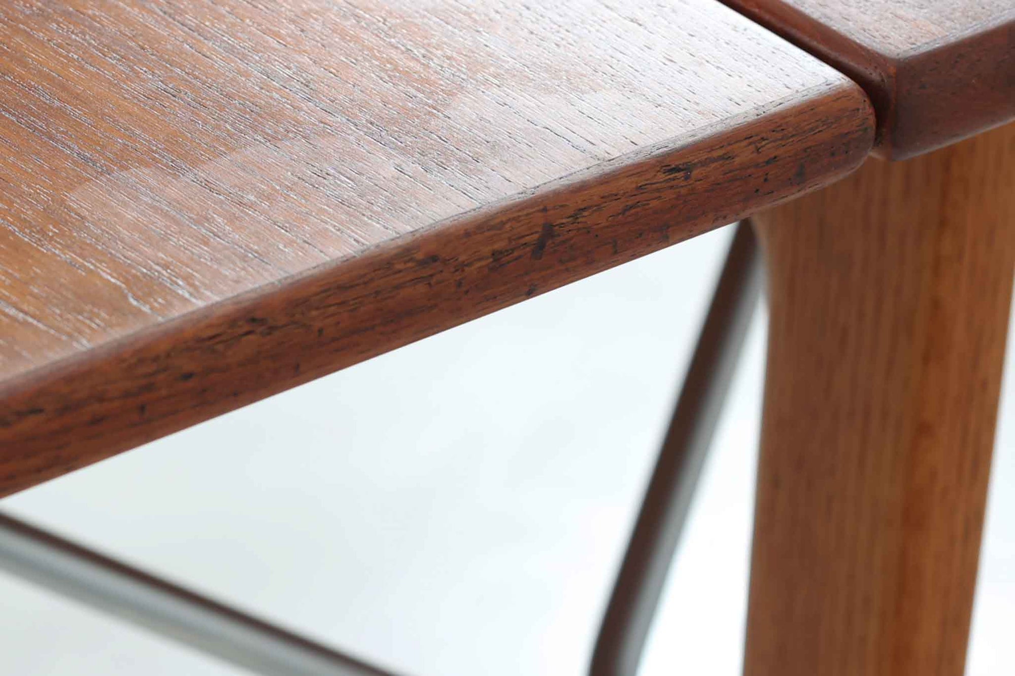 北欧から買い付けた、Børge mogensenデザインのmodel 162です。「DESIGN mUSEUm DANmARK」によれば、このモデルは1953年にデザインされたものです。Børge mogensenの作品としては珍しく、金属と木材を組み合わせたデザインが特徴です。天板には、色味の濃い高品質なチーク材が使用され、脚部はナチュラルな色合いのスリムなデザインが採用されています。また、補強材として使用されたスチールの色合いとの調和により、全体的に非常に洗練された印象を与えつつも、スチールにより高い強度が確保されています。天板中央のビスを外すことで、テーブルは折り畳み可能となり、引っ越し時の搬入や搬出も安心して行えます。