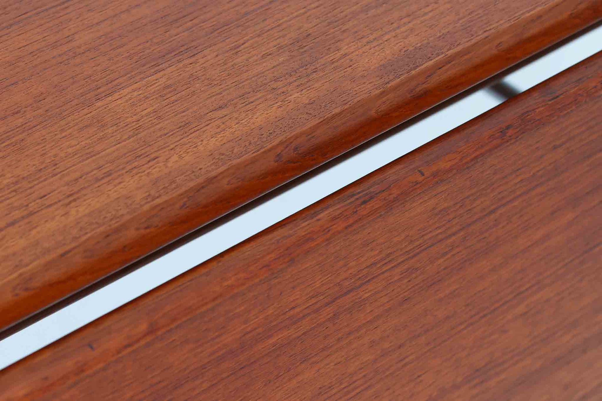 北欧から買い付けた、Børge mogensenデザインのmodel 162です。「DESIGN mUSEUm DANmARK」によれば、このモデルは1953年にデザインされたものです。Børge mogensenの作品としては珍しく、金属と木材を組み合わせたデザインが特徴です。天板には、色味の濃い高品質なチーク材が使用され、脚部はナチュラルな色合いのスリムなデザインが採用されています。また、補強材として使用されたスチールの色合いとの調和により、全体的に非常に洗練された印象を与えつつも、スチールにより高い強度が確保されています。天板中央のビスを外すことで、テーブルは折り畳み可能となり、引っ越し時の搬入や搬出も安心して行えます。