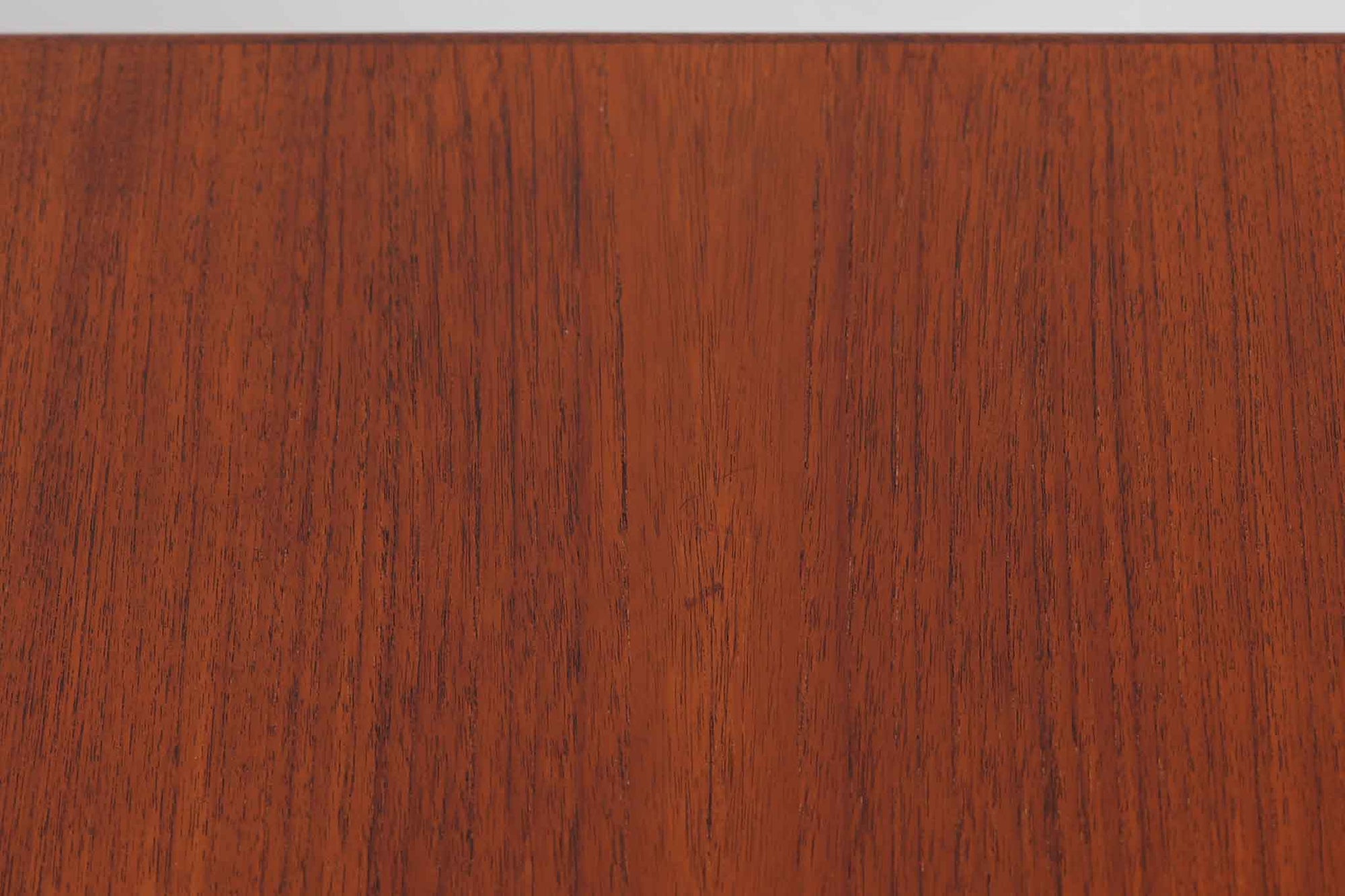 北欧から買い付けた、Børge mogensenデザインのmodel 162です。「DESIGN mUSEUm DANmARK」によれば、このモデルは1953年にデザインされたものです。Børge mogensenの作品としては珍しく、金属と木材を組み合わせたデザインが特徴です。天板には、色味の濃い高品質なチーク材が使用され、脚部はナチュラルな色合いのスリムなデザインが採用されています。また、補強材として使用されたスチールの色合いとの調和により、全体的に非常に洗練された印象を与えつつも、スチールにより高い強度が確保されています。天板中央のビスを外すことで、テーブルは折り畳み可能となり、引っ越し時の搬入や搬出も安心して行えます。